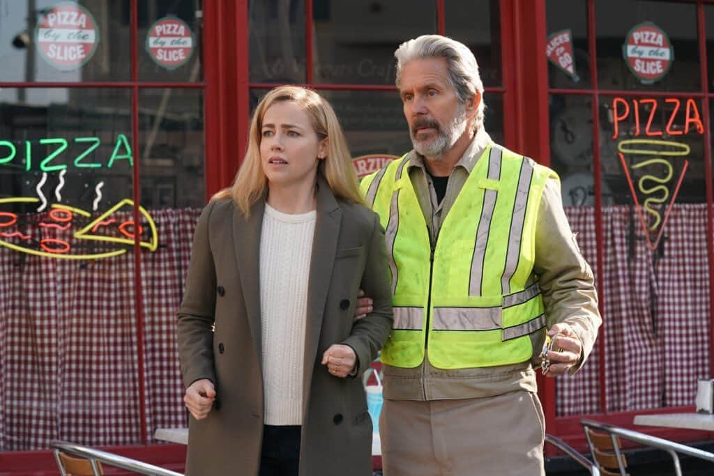 アマンダ・シュルのインスタグラム：「There is a lot to unpack from this @ncis_cbs photo.  1. What are we looking at? 2. Am I performing an air drum solo?  3. Why is Gary Cole dressed like a sanitation worker?  4. Is this a #Suits reunion?  5. Is Gary Cole’s hair always this silky smooth? 6. Can you get a full pizza or just a slice? How can you get all the answers?  Tune in to @ncis_cbs tonight!  I had a wonderful time playing with the truly delightful folks at @ncis_cbs. Kay Barlow, on the other hand, had a very different experience.」