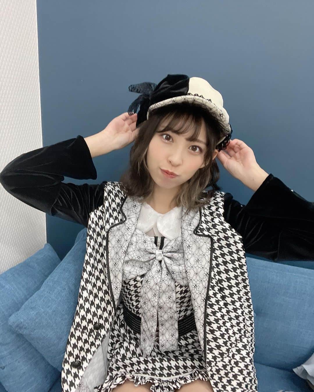 のインスタグラム：「本日新衣装初お披露目でした！！  今回は帽子被ってます！👒 そして、いつも私が私服てきてるような 少しオーバーサイズ目のジャケット！！ 好みドンピシャです！！  アルバムの衣装ということで、正装感もありつつメンバーカラーも入りつつ可愛くかっこいい素敵な新衣装！  デザイナーさん( @haruka_yoshizawa_box )  はるかちゃんの愛が沢山詰まった衣装！ みんなよろしくお願いします！！」