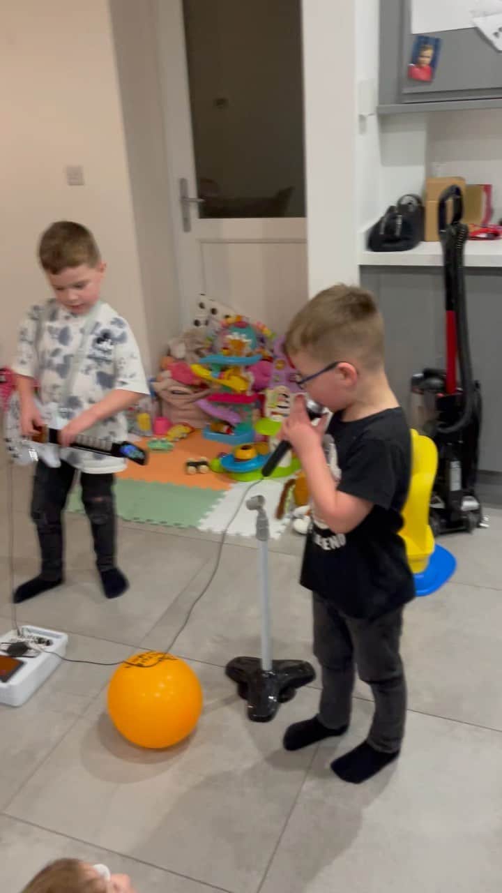 ハリー・トフォロのインスタグラム：「When the brothers want to put on a show for their sister! 🤯🤣🤣🤣」
