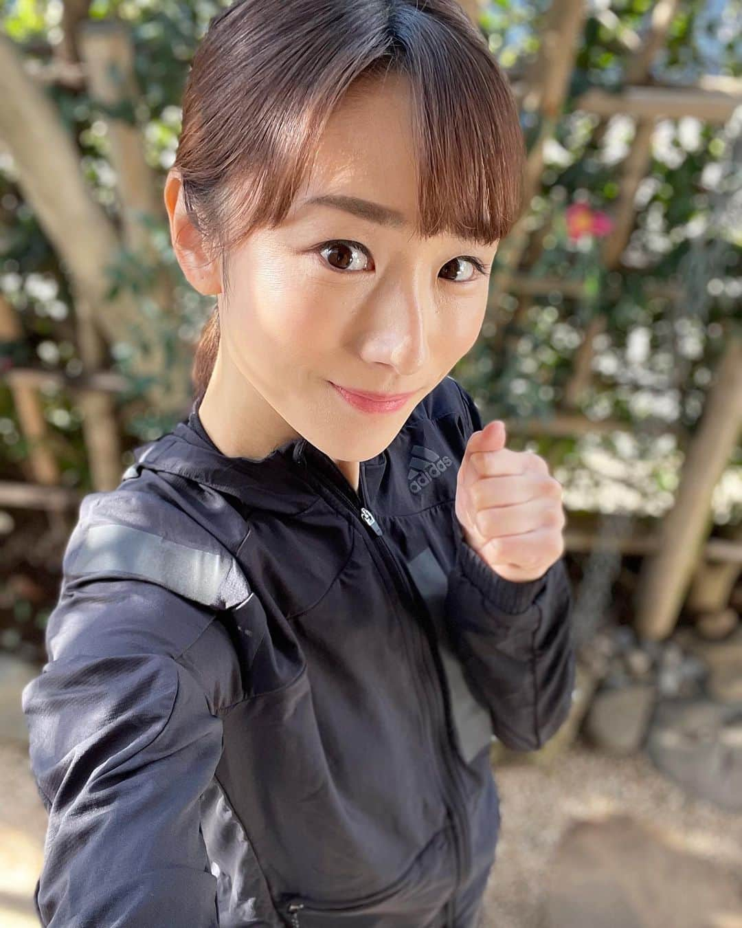 堂真理子さんのインスタグラム写真 - (堂真理子Instagram)「テレビ朝日アナウンサー公式Instagramにも掲載されましたが、今年も健康と元気のためにランニングを頑張りたいです🏃‍♀️ 元日は、夫の実家まで約9㌔の道のりを家族で走りました笑 初めての挑戦でしたが、何とか完走☺️ お正月は、かなりゆっくりと過ごすことが出来ました✨ しっかり充電出来たので、今年もまた頑張ります❣️   #おうち時間 #お正月 #ランニング  #健康 #元気   #堂真理子 #テレビ朝日 #アナウンサー」1月3日 20時06分 - mariko_do