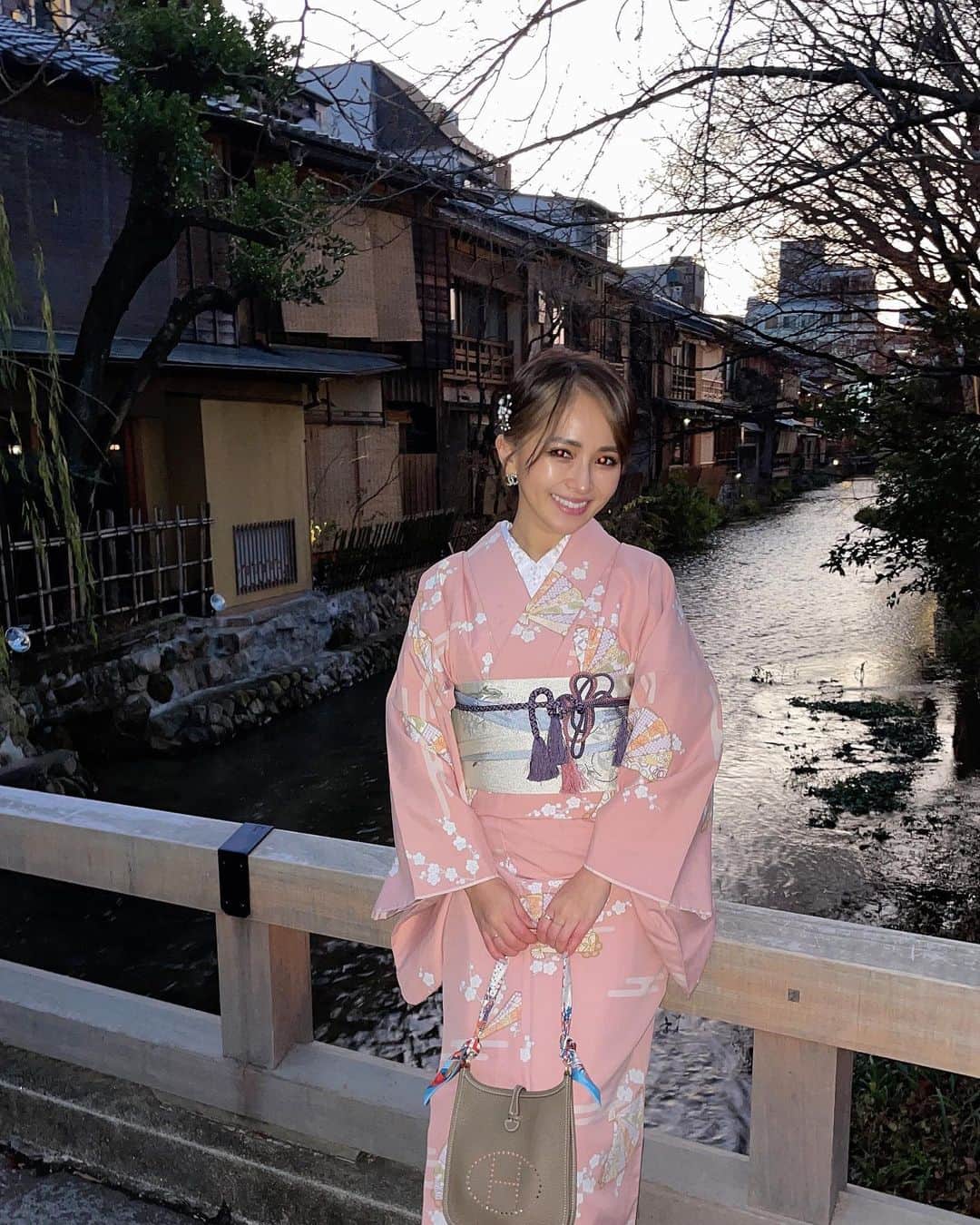 のインスタグラム：「🐅謹賀新年⛩✨  不束者ですが 2022年もよろしくお願い致します🙇‍♀️💓 #レンタル着物岡本 #着物 #寅」