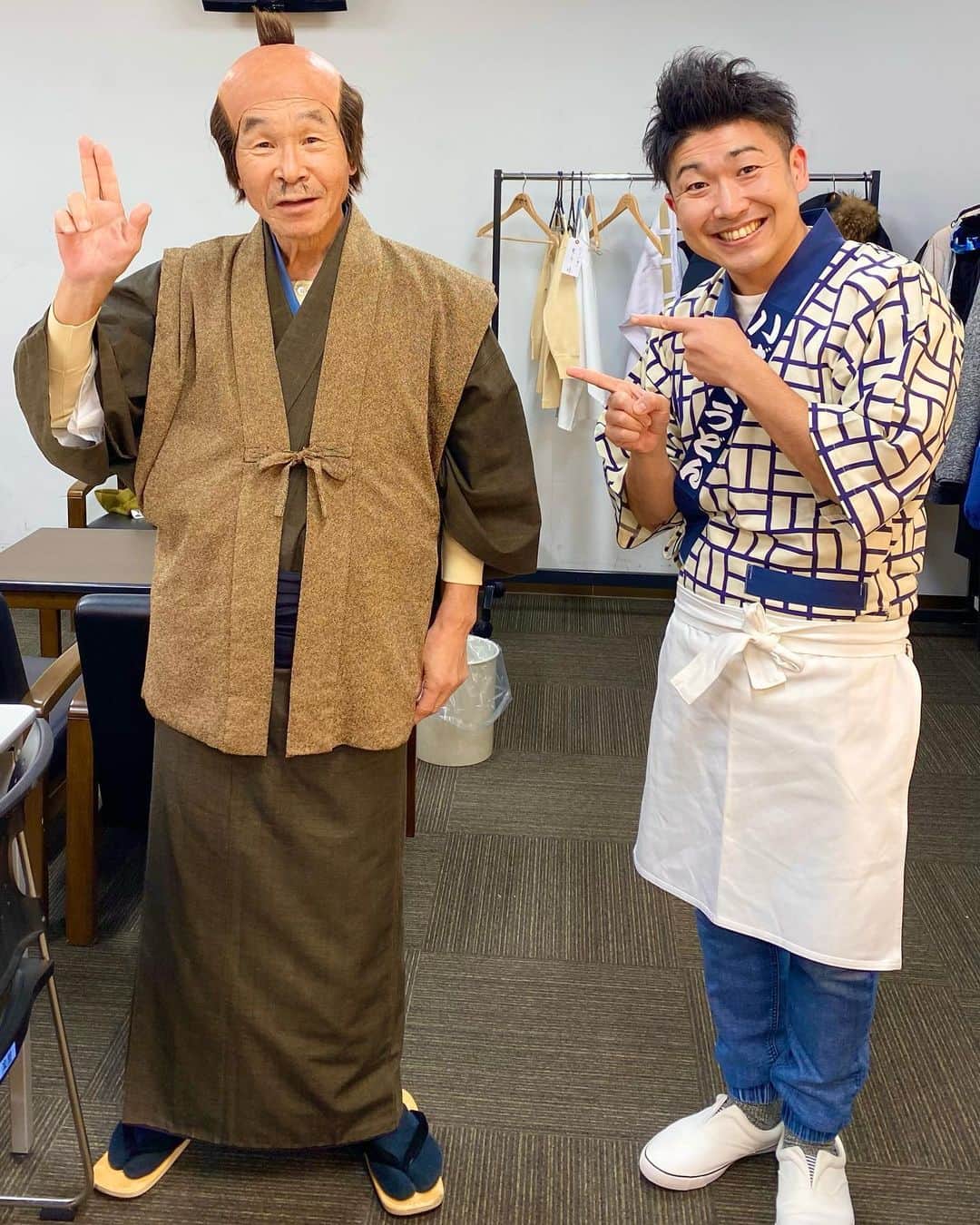 レイチェルのインスタグラム：「新年一発目の舞台が、  子供の頃からTVで見てた寛平師匠の座長公演だなんて幸せ過ぎる🥺✨  幸先良すぎる😫🙏✨✨  本当に、ありがとうございます過ぎる😱✨✨✨  ちなみに、僕は埼玉出身だからTVで新喜劇はやってなかったので💡  僕が寛平師匠を見ていた番組は、、、  『マジカル頭脳パワー』‼️‼️‼️😆😆😆✨✨✨  ついでに、  一番出たかった番組は、  ダントツで、、、  『THE夜もヒッパレ』🤩🤩🤩‼️‼️‼️✨✨✨  どちらとも、  懐かしぃーーーーー🤣🤣🤣💨💨💨🎶🎶🎶🎶🎶  ※撮影時のみマスクを外しております」
