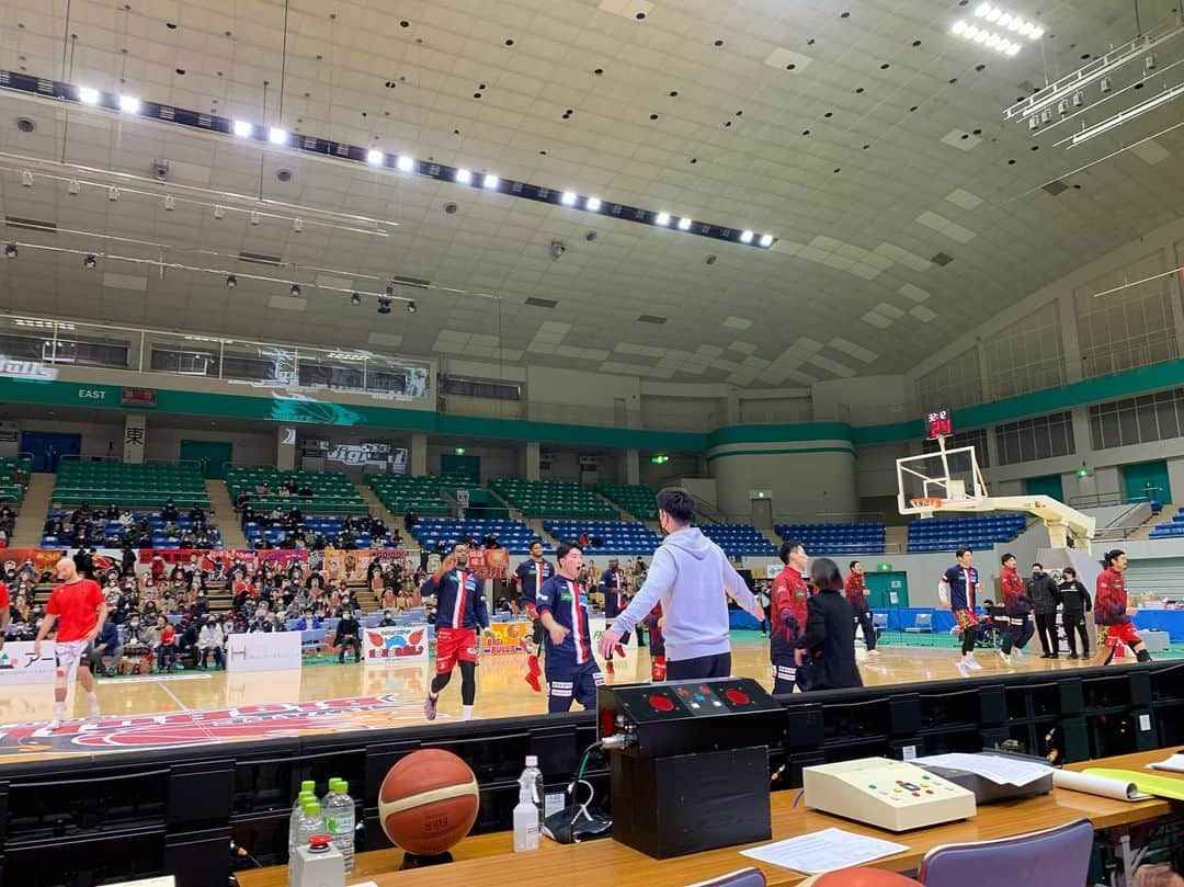 小松彩夏さんのインスタグラム写真 - (小松彩夏Instagram)「⁡ 昨日は、GAME2岩手ビッグブルズ VS さいたまブロンコスの試合に参戦させて頂きました‼️ ⁡ 結果は85-77で、見事に岩手ビッグブルズ勝利🏆✨ ⁡ 実際に生で見る試合と、選手たちは 本当に迫力がすごくて感動🏀‼️ ⁡ 試合の展開が早くて気付いたら ずっと夢中になって応援していました📣 ⁡ オープニングやRed Charmとのコラボダンス、ハーフタイムのフリースローチャレンジと盛り沢山の内容で、参加させて頂き私自身とっても楽しむことが出来ました✨ ⁡ 会場へ来てくださったみなさん ⁡ スタッフのみなさん ありがとうございました🥺✨ ⁡ 照明や音響などの演出も素敵で ワクワクが止まらなかったです✨ ⁡ また観に行きたいなぁ😊🏀 ⁡ 選手の皆さんと、Red Cham の みなさんと写真撮って頂きました📸✨ ※撮影時だけマスク外してます ⁡ #bigbulls #岩手ビッグブルズ #Bリーグ #勝利 #ブルゾー#バスケ #バスケット #岩手 #お正月」1月3日 20時30分 - official_ayaka_502