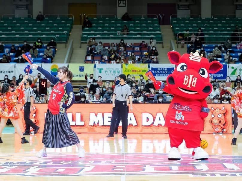 小松彩夏さんのインスタグラム写真 - (小松彩夏Instagram)「⁡ 昨日は、GAME2岩手ビッグブルズ VS さいたまブロンコスの試合に参戦させて頂きました‼️ ⁡ 結果は85-77で、見事に岩手ビッグブルズ勝利🏆✨ ⁡ 実際に生で見る試合と、選手たちは 本当に迫力がすごくて感動🏀‼️ ⁡ 試合の展開が早くて気付いたら ずっと夢中になって応援していました📣 ⁡ オープニングやRed Charmとのコラボダンス、ハーフタイムのフリースローチャレンジと盛り沢山の内容で、参加させて頂き私自身とっても楽しむことが出来ました✨ ⁡ 会場へ来てくださったみなさん ⁡ スタッフのみなさん ありがとうございました🥺✨ ⁡ 照明や音響などの演出も素敵で ワクワクが止まらなかったです✨ ⁡ また観に行きたいなぁ😊🏀 ⁡ 選手の皆さんと、Red Cham の みなさんと写真撮って頂きました📸✨ ※撮影時だけマスク外してます ⁡ #bigbulls #岩手ビッグブルズ #Bリーグ #勝利 #ブルゾー#バスケ #バスケット #岩手 #お正月」1月3日 20時30分 - official_ayaka_502