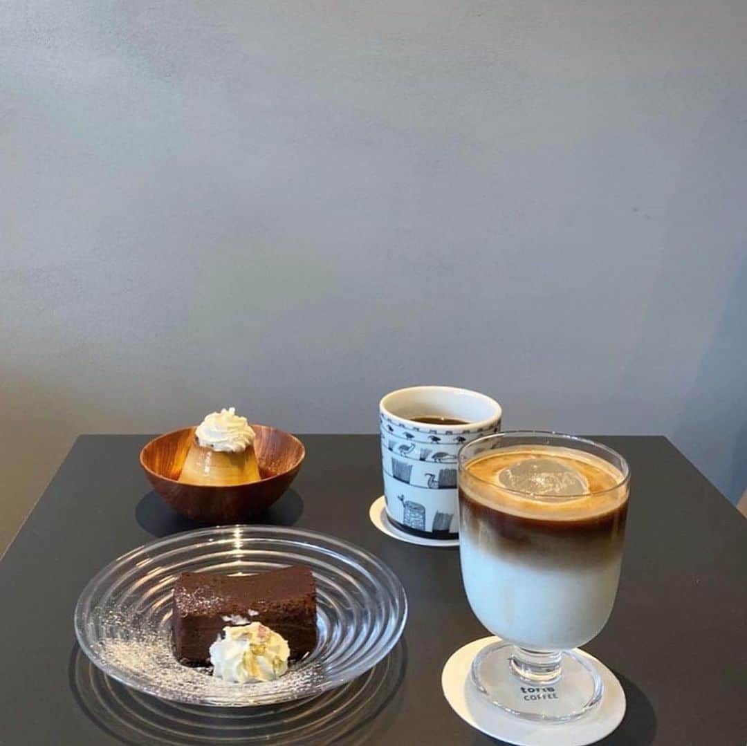 石川理咲子のインスタグラム：「#cafe #nagoya 地元でのんびりするお正月🤍  Coffeeもデザートも美味しかったし、 店内もとってもタイプでした☺️」