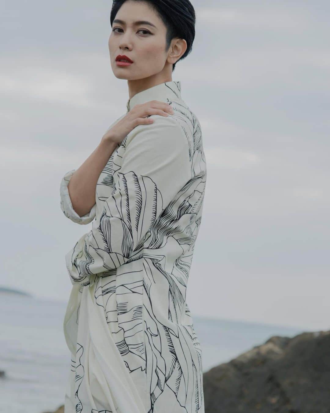 金城優華のインスタグラム：「遅ればせながら、新年あけましておめでとうございます。  旧年中は、 沢山のフォロワーの皆様の優しいお言葉が 私の糧となりました。 温かい応援ありがとうございます。  本年は、 更に新しい『金城優華』を表現し、 挑戦する年にしたいと思います。  また  ボディメイク、美容、健康、子育てと 様々な情報を 皆さまのお声を聞きながら 皆さまと共有していきたいと思っております。 本年も宜しくお願い申し上げます。  皆さまにとって実り多き年となりますように」