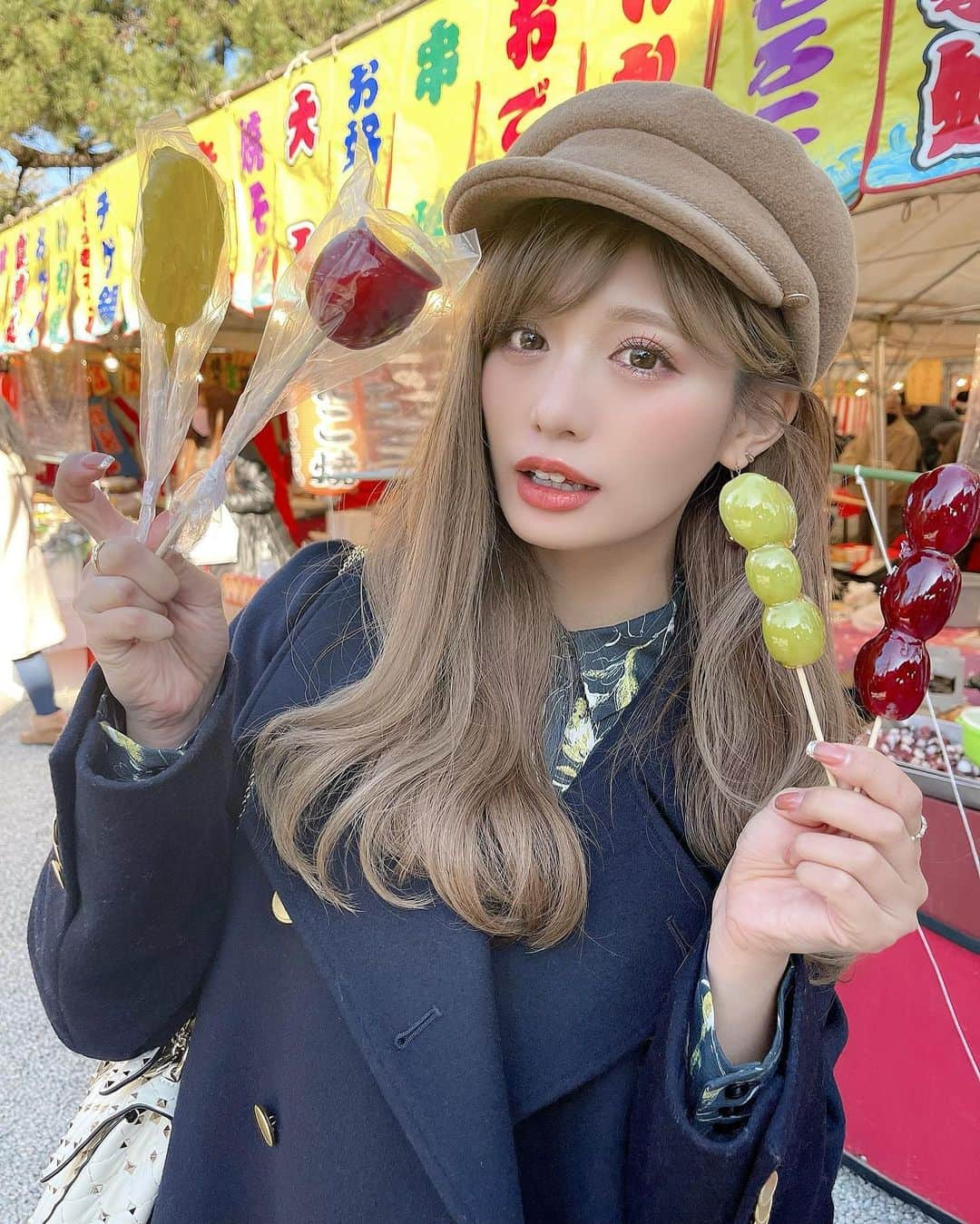 伊藤実祐さんのインスタグラム写真 - (伊藤実祐Instagram)「りんごあめ🍎パインあめ🍍ぶどうあめ🍇 シャインマスカットあめ🍐 ⁡ あと持ちきれずでここには写ってないけど いちごあめも買った🤤🍓♡♥︎ ⁡ 1番すきな、みかんあめ🍊が 売り切れで食べれず... 残念🥲 ⁡ ⁡ 初詣で爆食いした様子はまたYouTubeで🙊 ⁡ みんなは、なんの飴がすき？💜 ⁡ ⁡ ⁡#初詣 #道明寺天満宮 #屋台 #テキ屋 #りんご飴 #いちご飴 #みかん飴 #ぶどう飴 #おみくじ #小吉 #あけおめ #大食い #大食い女子 #Nexter #ネクスター #Nextercreatist #伊藤実祐 #いとうみゆ #みゆちゃい ⁡ ⁡幸せなお正月だった。😌💭🤍」1月3日 20時41分 - miyu.61