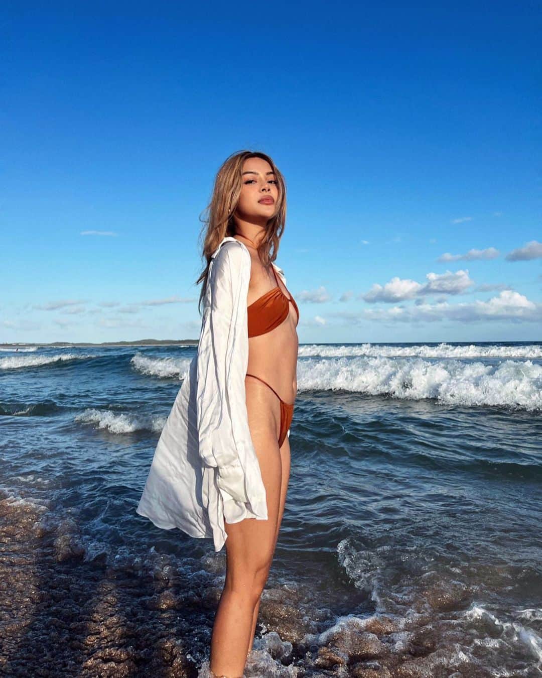 リリーマイマックのインスタグラム：「Too busy making my own waves 🌊」