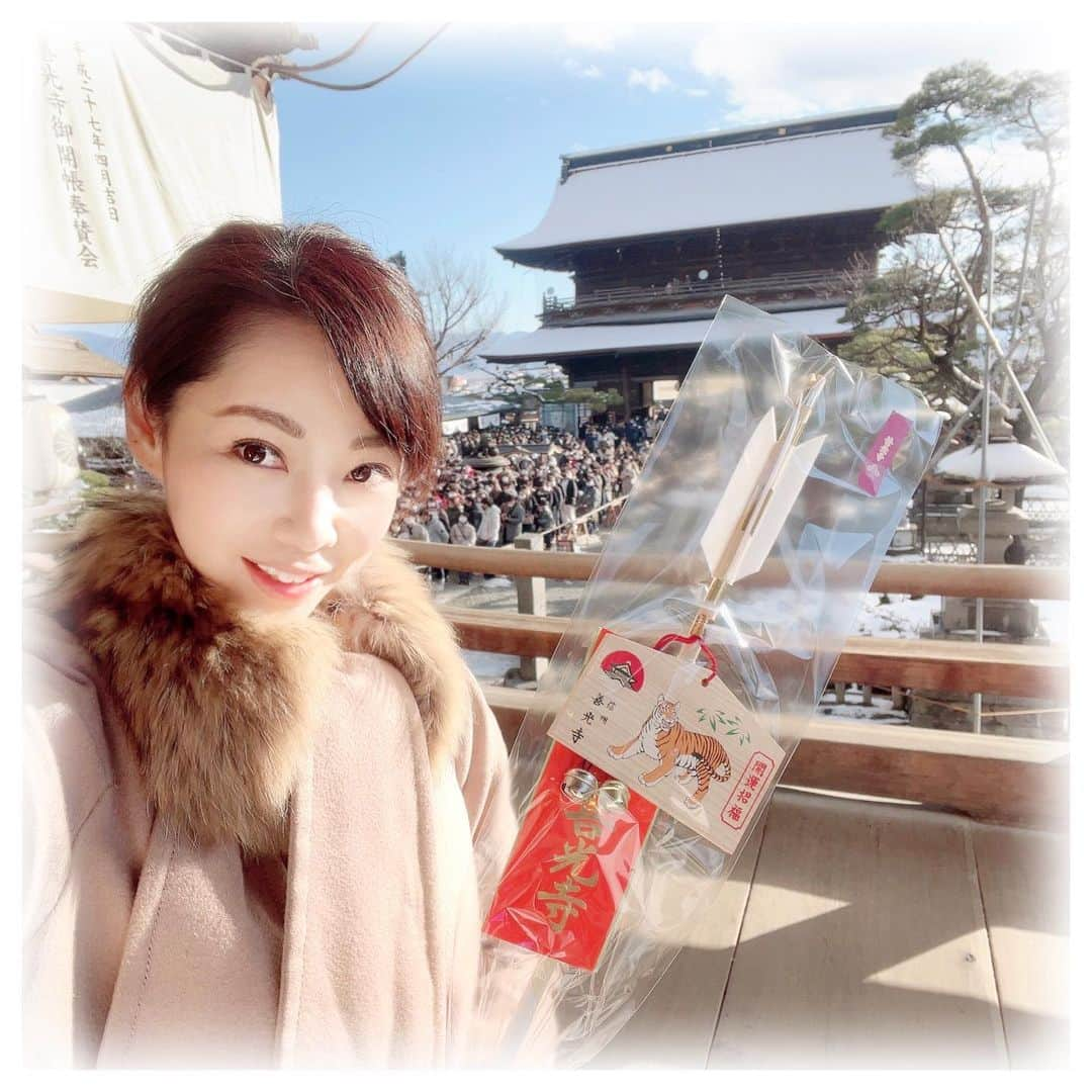 柴本愛沙さんのインスタグラム写真 - (柴本愛沙Instagram)「❤︎ 善光寺へ初詣に⛩  タイミングが良く、三が日の 法要の時間と重なったので、 ご住職さまが本堂へ向かう所を 入り口でお迎えすることができました。  本来は数珠📿で参拝者の頭を撫でて 功徳をお授け下さるのですが、 今年は感染症対策のためエアーでした。  なかなか出くわすことがないので、 運が良い気がする！！(←ポジティブ) これからの一年、きっと良いことあるはずです✨ 大好きな野沢菜のおやきも食べたしね！  皆さんも良い年になりますように。  #信州 #善光寺 #初詣 #はつもうで #三が日最終日 #お数珠頂戴 #善光寺参り #信州善光寺 #修正会 #長野市 #晴れの日 #インスタ大学 #参拝日和 #初詣日和 #寅年 #幸先が良いスタート #良いことがありますように #zenkoji #zenkojitemple #長野のいいもの食べてみた #長野のいいもの買ってみた #信州よいとこ一度はおいで」1月3日 20時46分 - aisa_shibamoto