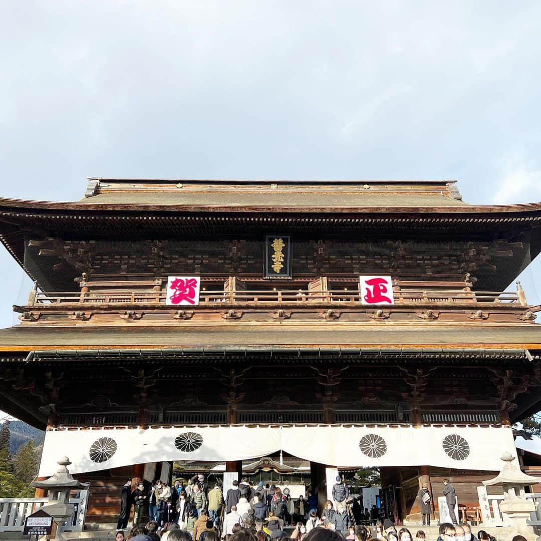 柴本愛沙さんのインスタグラム写真 - (柴本愛沙Instagram)「❤︎ 善光寺へ初詣に⛩  タイミングが良く、三が日の 法要の時間と重なったので、 ご住職さまが本堂へ向かう所を 入り口でお迎えすることができました。  本来は数珠📿で参拝者の頭を撫でて 功徳をお授け下さるのですが、 今年は感染症対策のためエアーでした。  なかなか出くわすことがないので、 運が良い気がする！！(←ポジティブ) これからの一年、きっと良いことあるはずです✨ 大好きな野沢菜のおやきも食べたしね！  皆さんも良い年になりますように。  #信州 #善光寺 #初詣 #はつもうで #三が日最終日 #お数珠頂戴 #善光寺参り #信州善光寺 #修正会 #長野市 #晴れの日 #インスタ大学 #参拝日和 #初詣日和 #寅年 #幸先が良いスタート #良いことがありますように #zenkoji #zenkojitemple #長野のいいもの食べてみた #長野のいいもの買ってみた #信州よいとこ一度はおいで」1月3日 20時46分 - aisa_shibamoto