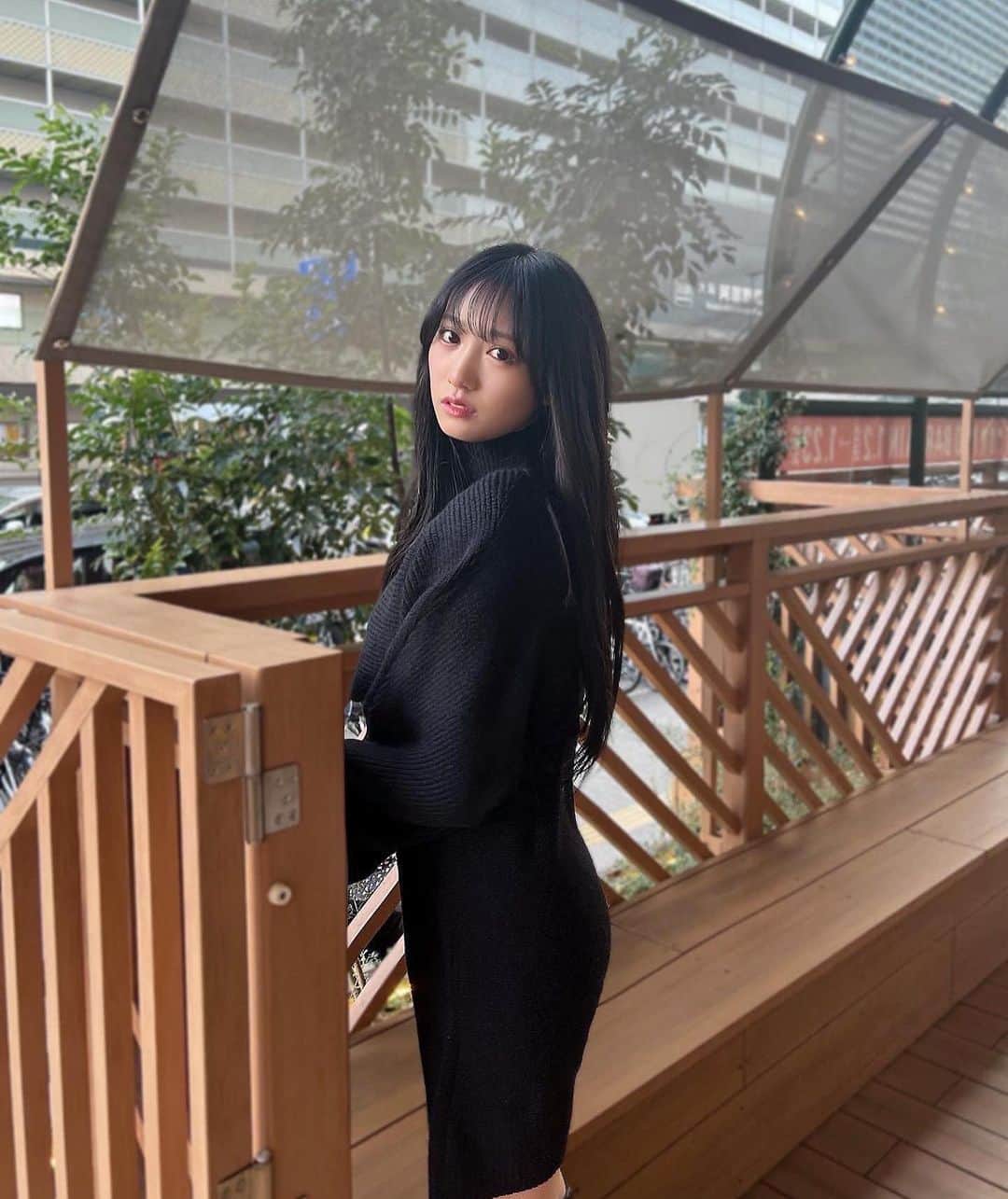 のインスタグラム：「🌟🌟🌟 ⁡ ⁡ 最近ブラックコーデ率高め😽！✨ 楽ちん！ ⁡ ミニスカート×ロングブーツかわいいよね🐱♡ ⁡ ⁡ ⁡ お正月は好きなだけ食べたので 明日から運動します！！！🧘‍♀️ ⁡ 今年はいっぱい皆さんに会えるといいなぁ ⁡ ⁡ ⁡ ⁡ #ブラックコーデ #ロングブーツ #ニーハイ #ミニワンピ #ootd #韓国ファッション #ニットワンピ #黒髪ロング  #横野すみれ」