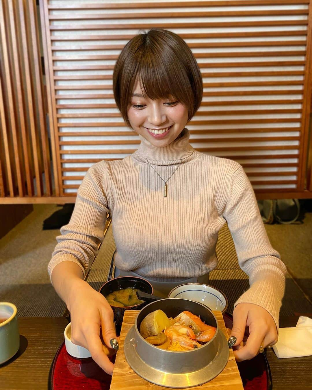 小坂田純奈さんのインスタグラム写真 - (小坂田純奈Instagram)「釜飯の中にじゃがいも入ってるってすごない？！ おいしすぎたー！！  #釜飯 #北海道グルメ #釧路グルメ #道産子 #ショート女子 #五目釜飯 #ふく亭」1月3日 21時05分 - official_junata