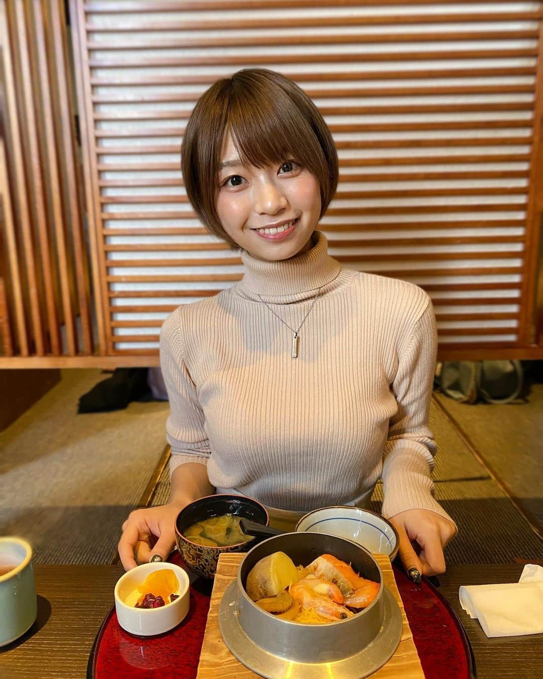 小坂田純奈さんのインスタグラム写真 - (小坂田純奈Instagram)「釜飯の中にじゃがいも入ってるってすごない？！ おいしすぎたー！！  #釜飯 #北海道グルメ #釧路グルメ #道産子 #ショート女子 #五目釜飯 #ふく亭」1月3日 21時05分 - official_junata