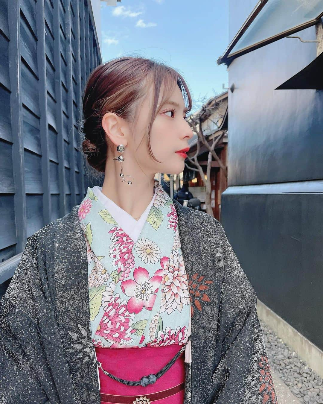 木下ひなこさんのインスタグラム写真 - (木下ひなこInstagram)「👘 . . お着物ラスト投稿🥰🙌 この日はとっても良いお天気だったけど 気温は寒かったから あったかい おうどんがカラダにしみました👏❤️ ((さつまいもの天ぷらがとってもおいしかったです🥇)) . . #2022#新年#着物#着物ヘア#着物アレンジ#振袖#振袖アレンジ#振袖ヘア#成人式ヘア#着物レンタル#川越#kawagoe#小江戸#和装#和装ヘア#ヘアアレンジ#ミディアムヘア#うどん#天ぷら」1月3日 21時05分 - hinako_0525