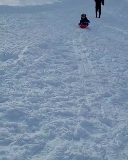 高橋みゆきのインスタグラム：「心坊初めての雪遊び🛷ソリ上手くね！？沖縄のメイちゃん&ケンシンともたくさん遊んでました☺️ #ソリ🛷 #雪だるま⛄️ #いっぱい雪遊びしたよー #しかし寒かった #山形」