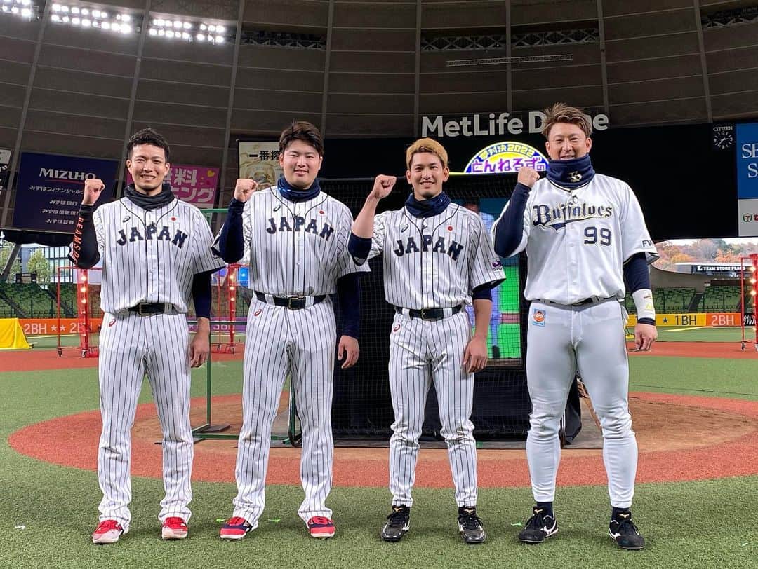 西田哲朗さんのインスタグラム写真 - (西田哲朗Instagram)「2022年も福岡ソフトバンクホークスの広報を務めます。  常に向上心を忘れずに頑張っていきたいと思います！  本当に当たり前のことを当たり前に！  皆様よろしくお願いします！  新年早々に福岡ソフトバンクホークスの力を見せた"とんねるずのスポーツ王は俺だ!!"「リアル野球BAN」 千賀投手、栗原選手さすがでしたね！  今年はホークスが必ず日本一奪還へ！  ファンの方々の声援が力になるので熱い応援よろしくお願い致します！  #福岡ソフトバンクホークス #千賀滉大 #栗原陵矢 #西田哲朗  #広報 #チワワ #ユニバ #筥崎宮 #大阪 #福岡 #野球 #モッピー #あたりめ #2022年 #おせち料理」1月3日 21時17分 - nishidatetsuro