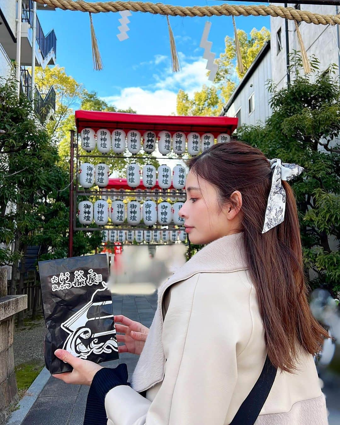 得あゆさんのインスタグラム写真 - (得あゆInstagram)「初詣⛩🎍 黒船屋のベビーカステラ美味しい。  ・ ・ ・ ・ ・ ・ ・ ・ ・ ・ ・ ・ ・ ・ ・ ・ ・ ・ ・ ・ ・ ・ ・ ・ ・ ・ #新年#謹賀新年#あけましておめでとうございます#あけましておめでとう#寅#寅年#干支#ご挨拶#新年のご挨拶#2022#2022年#あけおめ#ことよろ#大阪#子育てママ#ママコーデ#ママファッション#ママライフ#産後ダイエット#男の子ママ#初詣#神社#大阪グルメ#ベビーカステラ#屋台#食べ歩き#大阪食べ歩き#からあげ#スカーフ#コート」1月3日 21時28分 - tokuayu819