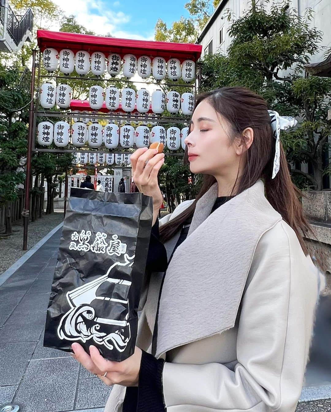 得あゆさんのインスタグラム写真 - (得あゆInstagram)「初詣⛩🎍 黒船屋のベビーカステラ美味しい。  ・ ・ ・ ・ ・ ・ ・ ・ ・ ・ ・ ・ ・ ・ ・ ・ ・ ・ ・ ・ ・ ・ ・ ・ ・ ・ #新年#謹賀新年#あけましておめでとうございます#あけましておめでとう#寅#寅年#干支#ご挨拶#新年のご挨拶#2022#2022年#あけおめ#ことよろ#大阪#子育てママ#ママコーデ#ママファッション#ママライフ#産後ダイエット#男の子ママ#初詣#神社#大阪グルメ#ベビーカステラ#屋台#食べ歩き#大阪食べ歩き#からあげ#スカーフ#コート」1月3日 21時28分 - tokuayu819