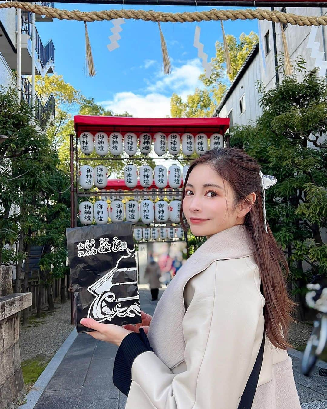 得あゆさんのインスタグラム写真 - (得あゆInstagram)「初詣⛩🎍 黒船屋のベビーカステラ美味しい。  ・ ・ ・ ・ ・ ・ ・ ・ ・ ・ ・ ・ ・ ・ ・ ・ ・ ・ ・ ・ ・ ・ ・ ・ ・ ・ #新年#謹賀新年#あけましておめでとうございます#あけましておめでとう#寅#寅年#干支#ご挨拶#新年のご挨拶#2022#2022年#あけおめ#ことよろ#大阪#子育てママ#ママコーデ#ママファッション#ママライフ#産後ダイエット#男の子ママ#初詣#神社#大阪グルメ#ベビーカステラ#屋台#食べ歩き#大阪食べ歩き#からあげ#スカーフ#コート」1月3日 21時28分 - tokuayu819