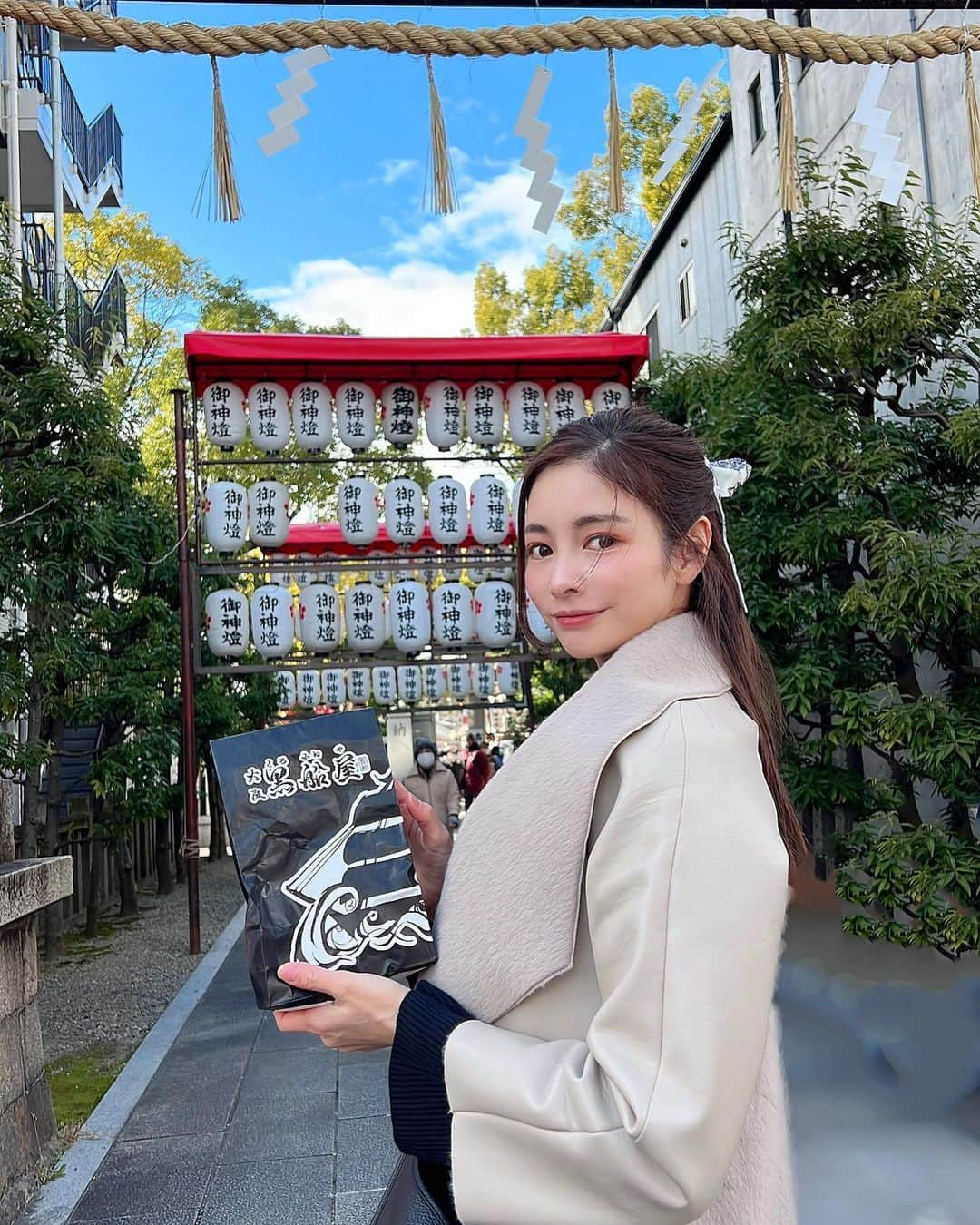 得あゆさんのインスタグラム写真 - (得あゆInstagram)「初詣⛩🎍 黒船屋のベビーカステラ美味しい。  ・ ・ ・ ・ ・ ・ ・ ・ ・ ・ ・ ・ ・ ・ ・ ・ ・ ・ ・ ・ ・ ・ ・ ・ ・ ・ #新年#謹賀新年#あけましておめでとうございます#あけましておめでとう#寅#寅年#干支#ご挨拶#新年のご挨拶#2022#2022年#あけおめ#ことよろ#大阪#子育てママ#ママコーデ#ママファッション#ママライフ#産後ダイエット#男の子ママ#初詣#神社#大阪グルメ#ベビーカステラ#屋台#食べ歩き#大阪食べ歩き#からあげ#スカーフ#コート」1月3日 21時28分 - tokuayu819