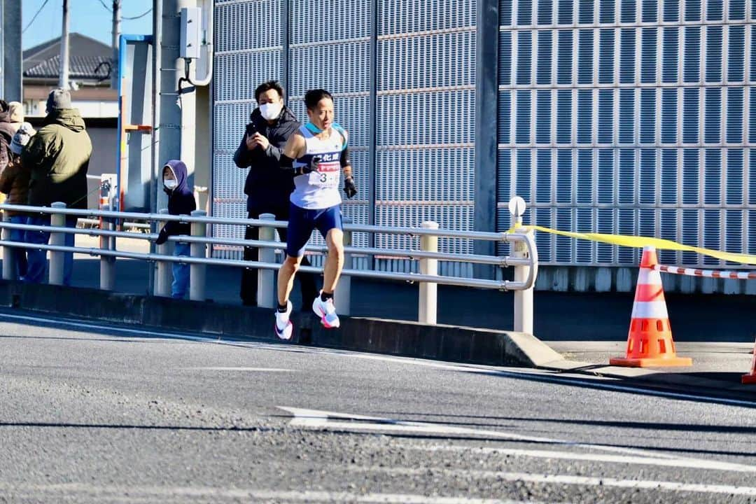 鎧坂哲哉のインスタグラム：「あけましておめでとうございます🎍 今年もよろしくお願いします🙇‍♂️  今年は新たなチャレンジもしながら楽しめる1年にできればと思っています。 今後とも応援よろしくお願いします！  #あけおめこと鎧坂 #チャレンジの年 #ny駅伝 #3位」