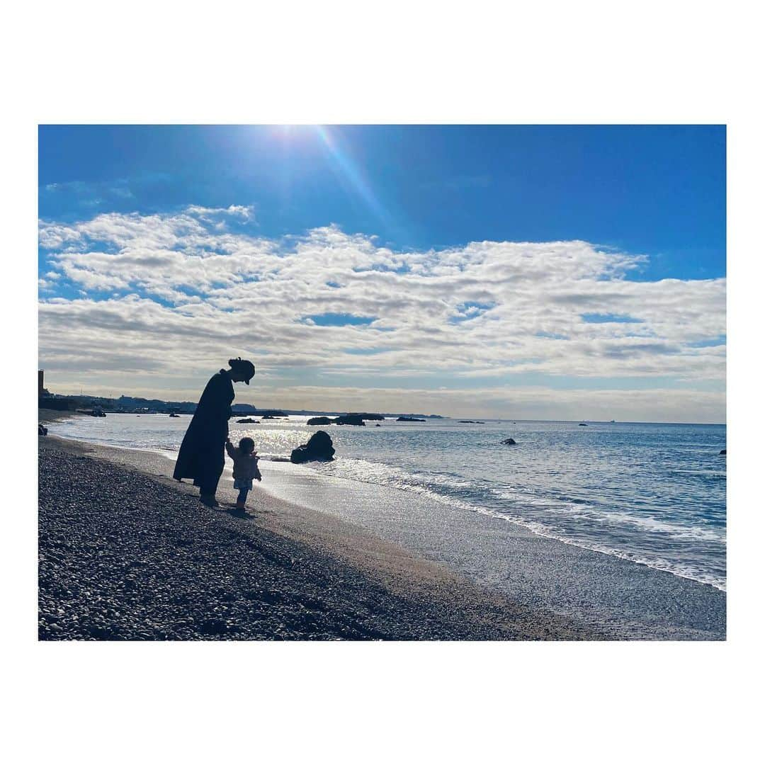 知花くららさんのインスタグラム写真 - (知花くららInstagram)「日に日に語彙が急速に増えている我が家の長女。  「あか、したーい」  って、唇をさしながら言うので、ちょっとだけリップを塗ってあげると、朝から鏡の前にはりついてご機嫌ちゃん。  2歳児の美意識と女子力。私よりもある笑。」1月3日 21時29分 - chibanakurara.official