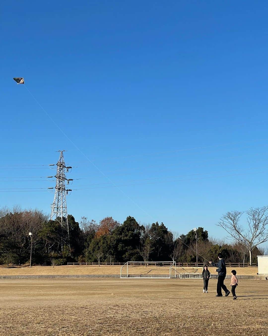 松本恵奈さんのインスタグラム写真 - (松本恵奈Instagram)「お正月らしく朝から凧上げをしました◎ いいお天気で風もほとんどなかったので飛ばないかなーと少し心配してたんだけど、凧を持って猛ダッシュするとグングンお空に上がっていきました👍🏻でも猛ダッシュじゃないと上がらないからめちゃハード😂 （私とクマは応援係。🐻笑）  そしてこの後はとおきの縄跳び猛練習🔥 どんだけ元気なん？と思いつつも 朝からいい汗かいて気持ちよかったー！  #お正月 #凧上げ」1月3日 21時36分 - ena1123
