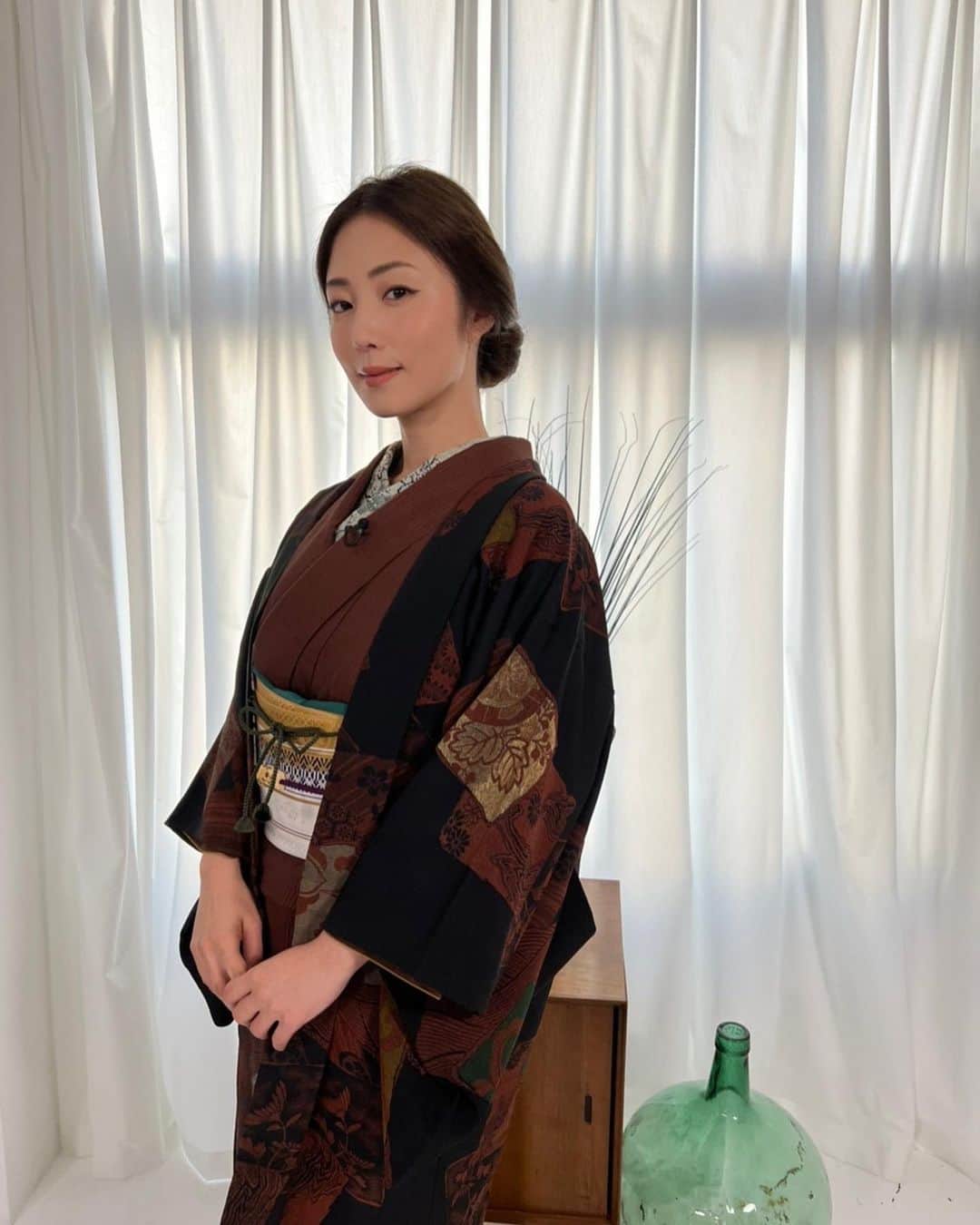 MEGUMIのインスタグラム：「本日からNHKの趣味ドキという番組に4週にわたって参加させて頂きます。 今回は大好きな着物スタイリストの @setsuko.ishida に着物を教えて頂きました。 着物って本当に深くて素敵です。 是非皆さんにも番組をご覧になって沢山着て頂きたい❤️ #先生にスタイリングして頂きました #慎吾君の着物も衝撃的」