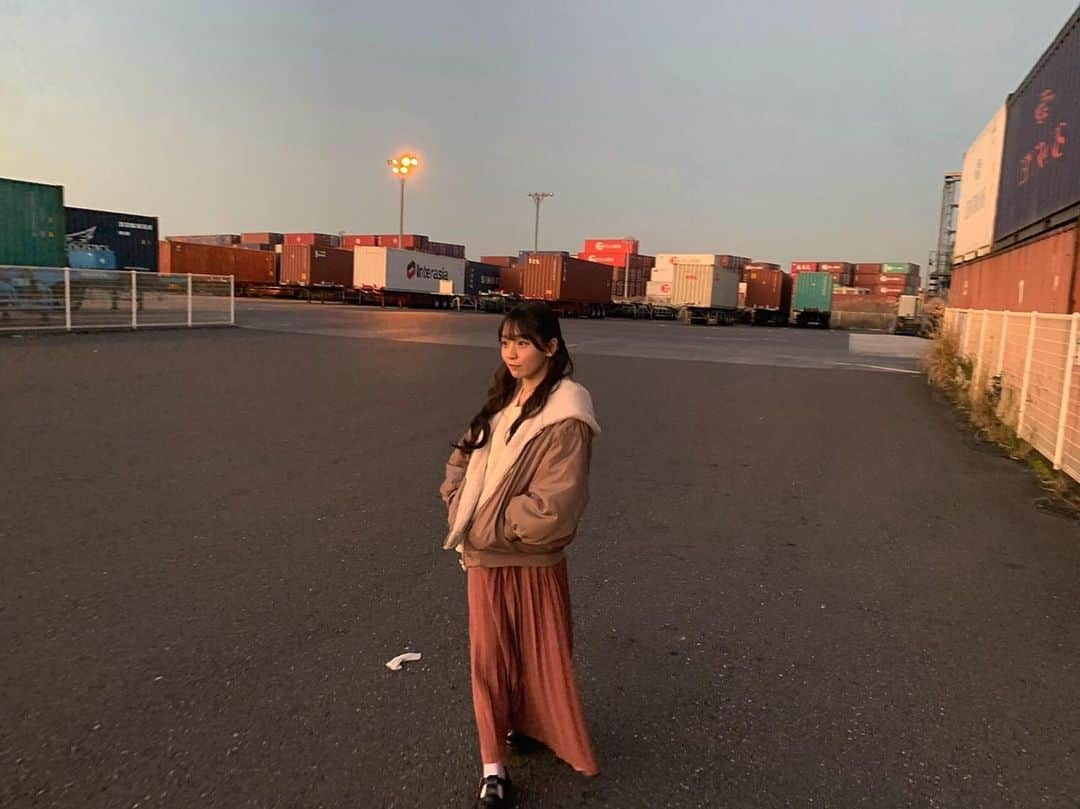 尾野寺みささんのインスタグラム写真 - (尾野寺みさInstagram)「⁡ ⁡ ⁡ ⁡ 全然別の人から同時期にコンテナを力説してもらいまして、コンテナに運命感じたわ() (どゆこと) ⁡ ⁡ ⁡ #新年 #初日の出 #ではない #夕焼け #朝焼け #海 #港 #コンテナ #お出かけ #撮影 #雰囲気 #ツインテール #巻き髪 #ロングヘア #アイドル #19 #02 #冬 #ロングスカート #低身長」1月3日 21時48分 - misa_onodera