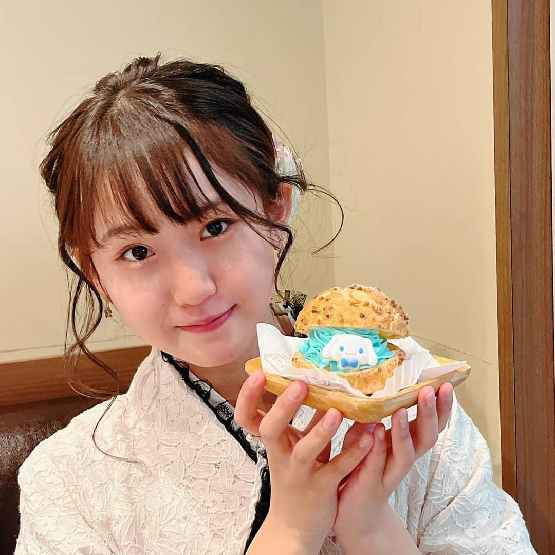 石田凛音のインスタグラム：「・ みんなお正月楽しんでるー？ 美味しい物食べた？ ・ 今日のりおんチャンネルは鎌倉でひなのとかのんと食べ歩きした動画が出てるよ🤍見てくれたかな🥺❔ ・ 着物で人生初の人力車にも乗れてめちゃくちゃ楽しかった😻 みんなも乗ってる気分味わえる動画になってるからぜひ見てね😽 ・ 着物が思ったよりも大変だったけど かのんとお揃いで可愛いのを着れてとっても嬉しかったです😉❕ ・ ・ #りおんチャンネル #鎌倉 #鎌倉食べ歩き #鎌倉観光 #鎌倉散策 #サンリオカフェ」