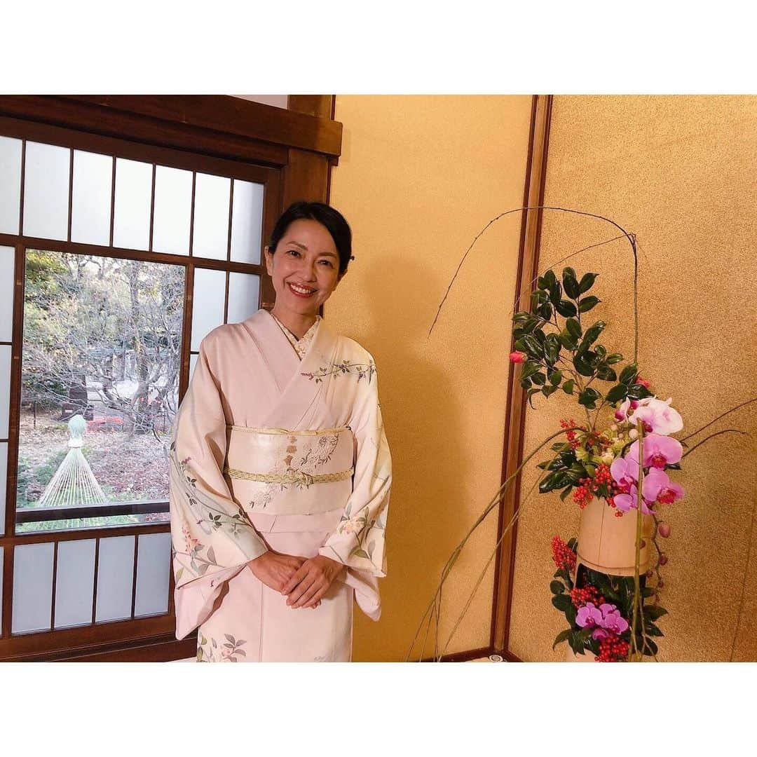 羽田美智子さんのインスタグラム写真 - (羽田美智子Instagram)「今日は今年初の月曜日‼️ 今朝から月～金7:37頃～ ニッポン放送で『羽田美智子のいってらっしゃい』が始まりました！ 今年も毎週テーマを考えて楽しい番組をお届けしたいと思っています。 ラジオを📻お聞きの皆様、今年もどうぞよろしくお願いします🙇🎍  私の仕事初めは明日からなのですが、、 明日はまたもや放送される地方が限られますが、、 石川テレビ9:50～『桂文珍の新春夢対談』が放送になります。  桂文珍さん司会で中田英寿さんとこれからの日本や伝統などについて対談させていただきました🌸  写真2枚目のこの髪飾り、田口浩正さんの奥様手作りのものです🌸 大のお気に入り❤️  北陸地方の皆様、良かったら見てくださいね🌸  そしてNHKでは夜8:00から 『世界ふれあい街歩き』が放送になります！  ナレーションでイギリスを旅させていただきました✈️ こちらは全国でご覧いただけると思います。  お家でゆっくり海外を旅するにはうってつけの番組です😉  良かったら是非見てくださいね！」1月3日 22時08分 - michikohada