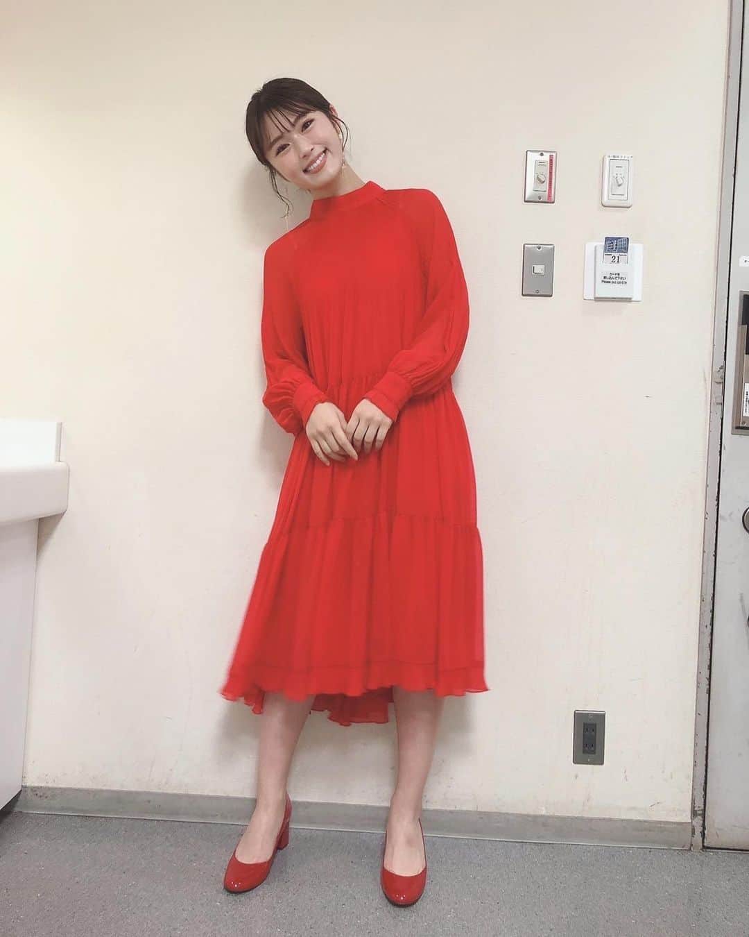 渋谷凪咲さんのインスタグラム写真 - (渋谷凪咲Instagram)「おめでたく真っ赤なドレス👠❤️  後ろはリボンにおだんごさん！  #爆笑ヒットパレード #衣装 #お正月なのでおめでたく #あっぱれです🇯🇵 #沢山撮ったのでいっぱい載せちゃいます！ #失礼いたします！」1月3日 22時23分 - nagisa_nikoniko