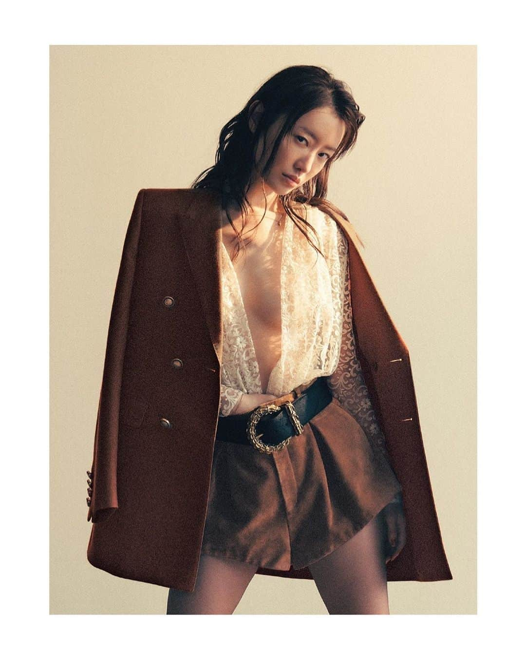 松本まりかさんのインスタグラム写真 - (松本まりかInstagram)「🌾Welcome2022🌾 SAINT LAURENT ✖︎ GINZA #archive  Fashion＝Fashion 😏 Photo: Shunya Arai  Styling: Megumi Yoshida　 Hair: Yusuke Morioka  Make-up: Yuka Washizu  #saintlaurent  #サンローラン  https://ginzamag.com/fashion/marikamatsumoto_2101/amp/」1月3日 22時34分 - marika_matsumoto