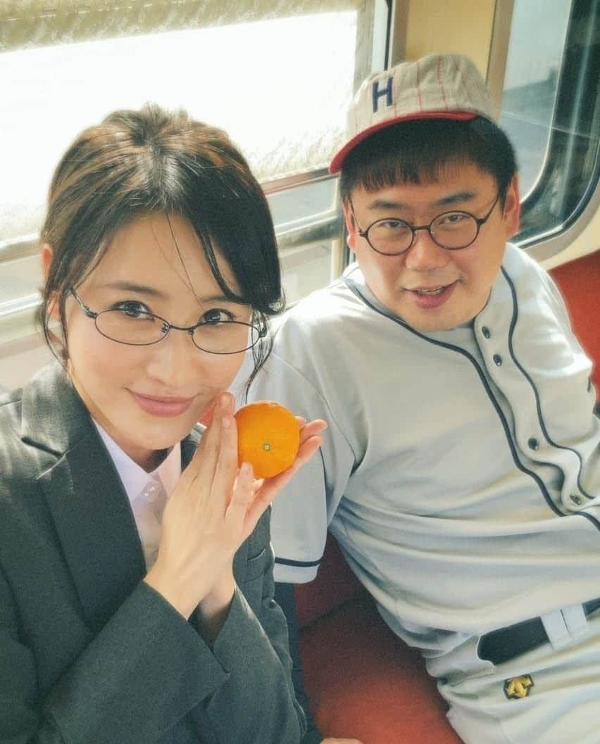 寒川綾奈さんのインスタグラム写真 - (寒川綾奈Instagram)「あけましておめでとうございます㊗ お正月の写真ではないのですがなんとなく🍊がぽいかな？ってことでこちらのお写真で2022年の幕開け。  伊豆箱根鉄道のPR動画で大場駅役をやらせていただいた時ので大仁駅役のウラシマさんと📸  本編第１話は1/9公開ですのでお楽しみに🚃  今年もよろしくお願いしますね🎍🙇🎍  #伊豆箱根鉄道 #のってこいずっぱこ #伊豆箱根の13人」1月3日 22時47分 - sogawaayana