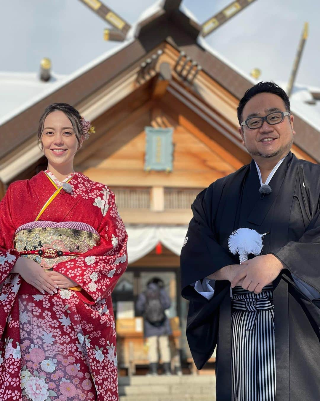 河野真也のインスタグラム：「あけましておめでとうございます^_^  新年らしい写真を探したら、今年も土屋アナとの写真でした😅  ２枚目、３枚目と、太ったおじさんがいない、土屋アナだけのきれいな写真もあげときますね😆  イチモニ！、イチオシ‼︎ともに、明日１月４日（火）からの放送になります。  ２０２２年もよろしくお願いいたします！( ＾∀＾)  #イチオシ‼︎ #しあわせ散歩 #土屋まり #札幌市東区 #北海道愛がとまらない #札幌村神社 #ドライブ #写真 #北海道 #絶景 #冬 #1月 #イチモニ！」