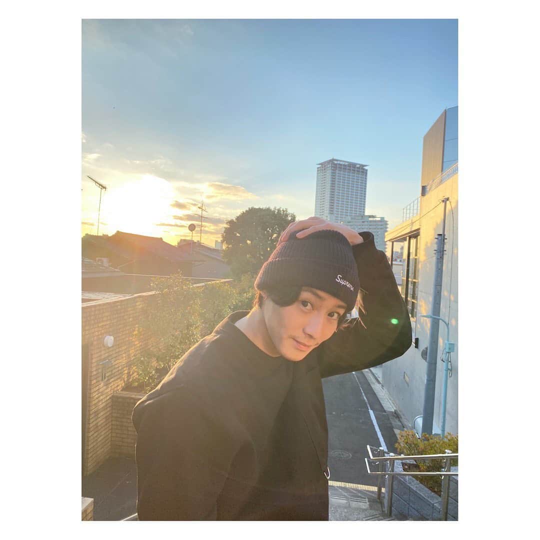 猪野広樹のインスタグラム：「遅くなりましたが、新年明けましておめでとうございます🎍🐯　  今年の焼肉奢り家族じゃんけんは弟の勝利。 ご馳走様でした！！」
