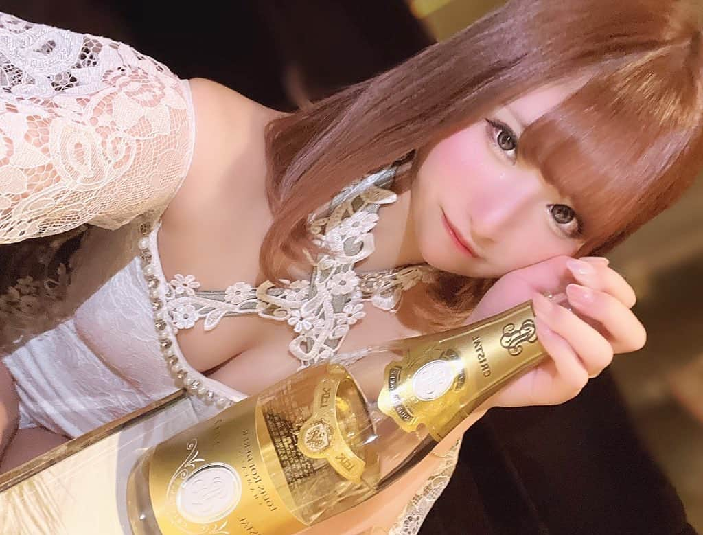 宮下まひろのインスタグラム：「あけましておめでとうございます！！  去年よりももっと皆様と仲良くなれて、もっともっと楽しい年になりますように…🥺 今年もよろしくお願いします。  #池袋 #池袋エンジェルフェザー #エンジェルフェザー　 #エンジェルフェザー池袋 #キャバクラ #キャバ」