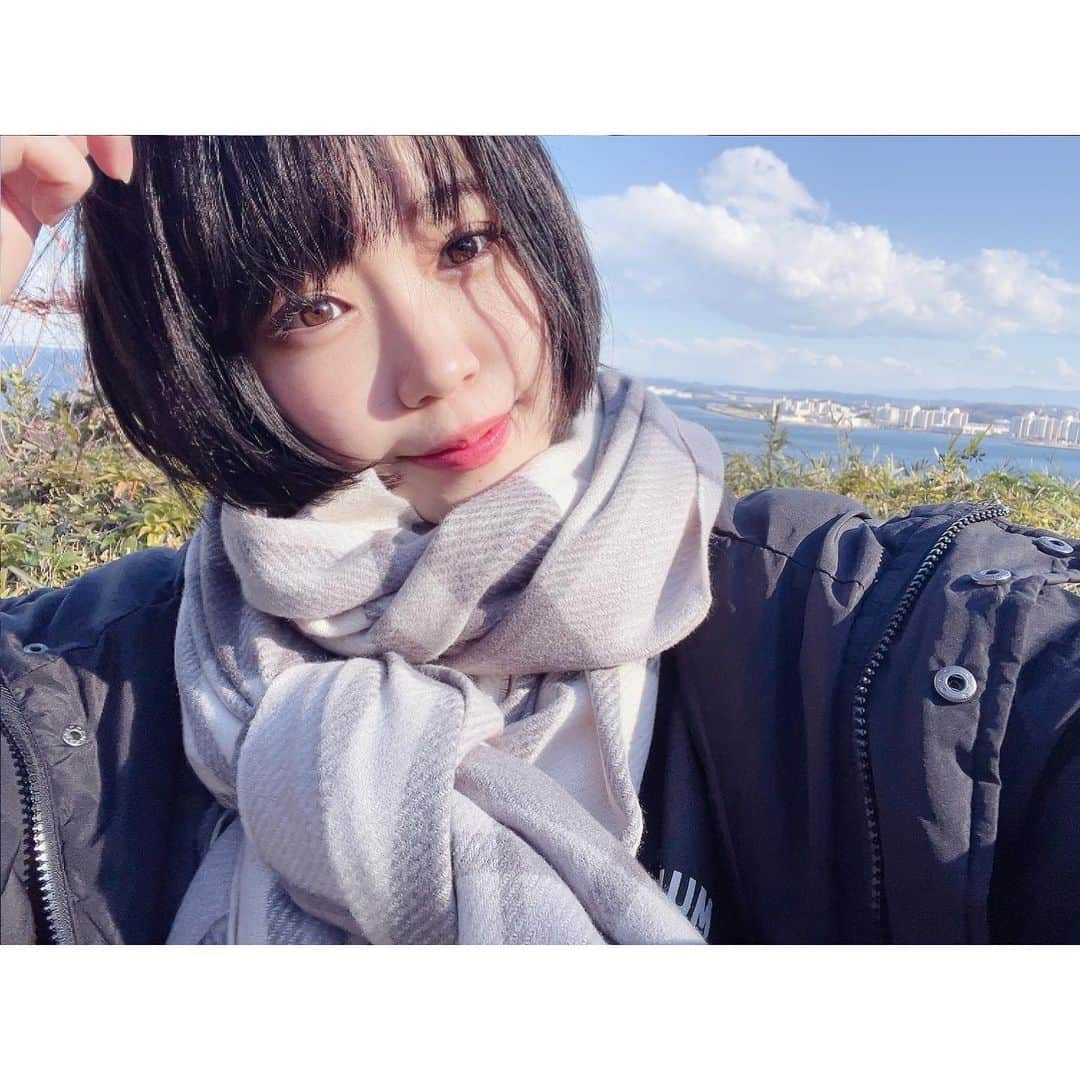 谷藤海咲のインスタグラム：「改めまして 2022年明けましておめでとうございます⛩ 皆さんいかがお過ごしですか？ 私は凄い充実した年末年始を過ごしさせてもらっています🎍  今日、人生初の試み 1人旅してきました。1人旅っていうとみんなに病んでるの？って聞かれましたが全然そんなことなくって憧れてたんですよ。 熱海に弾丸で行ってきました 久しぶりにカメラで写真も撮れたので皆さんにお裾分けです📷🌊  熱海に着いて サンビーチで海を眺めて、定食屋さん入って天丼食べて、熱海後楽園にいきサウナ入って岩盤浴入って露天風呂入って、ママ藤に頼まれたくさや買って帰ってきました  都会にずっといたので本当にリフレッシュできたし帰り道ではケータイの充電切れてしばらく触らなかったんだけどいつもはケータイを触り続けてる時間色々考えることができたし景色を純粋に楽しむことができた！ケータイ依存症なので若干ソワソワしましたが。  ただ一人旅をしてわかったことは 私は1人が得意ではないということでした💁‍♀️ 1人でご飯屋に入ったりも普段本当にしたことなくて初の試みだったんだけど凄い緊張してしまった、、笑 でもたまにはこうやって何も考えず1人でフラーっと遊びに行くのもいいなとは思いました。 おわり  #熱海 #ひとり旅  #温泉 #カメラ女子  #なんかvlogもどきみたいなの撮ったから気が向いたら編集してのせます #ご飯食べた時1人なのに座敷に案内されて周り家族連れだらけで流石に恥ずかしかった #でもビール飲んだ #ことよろ」