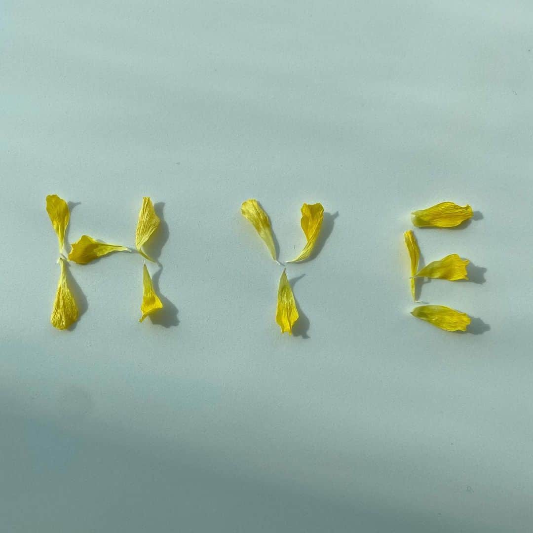 キム・ユネのインスタグラム：「2021🍋🤎🌸🏖🌳☕️」