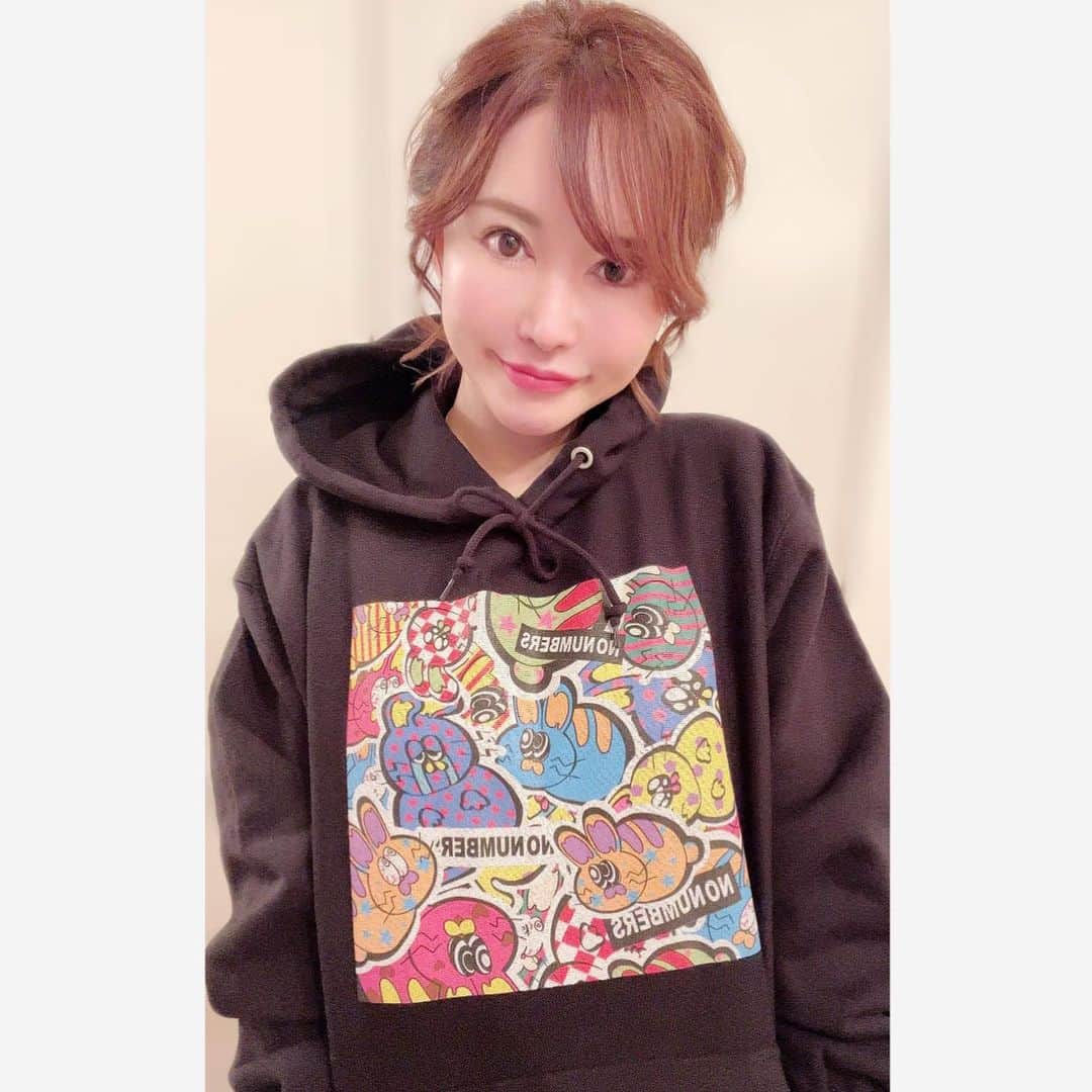 里美ゆりあのインスタグラム：「@nonumbers.store さんの トレーナーとTシャツ😊  @nonumbers_official #ノーナンバーズ  #里美ゆりあ」