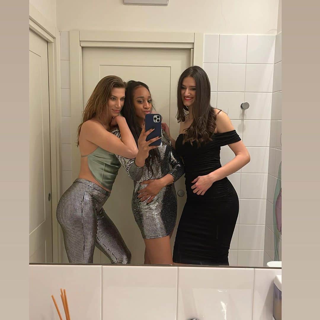 ロビン・デクライフのインスタグラム：「I think 2022 is the year I finally learned how to do bathroom selfie’s! .. the bar is being set very high this year 🤪」