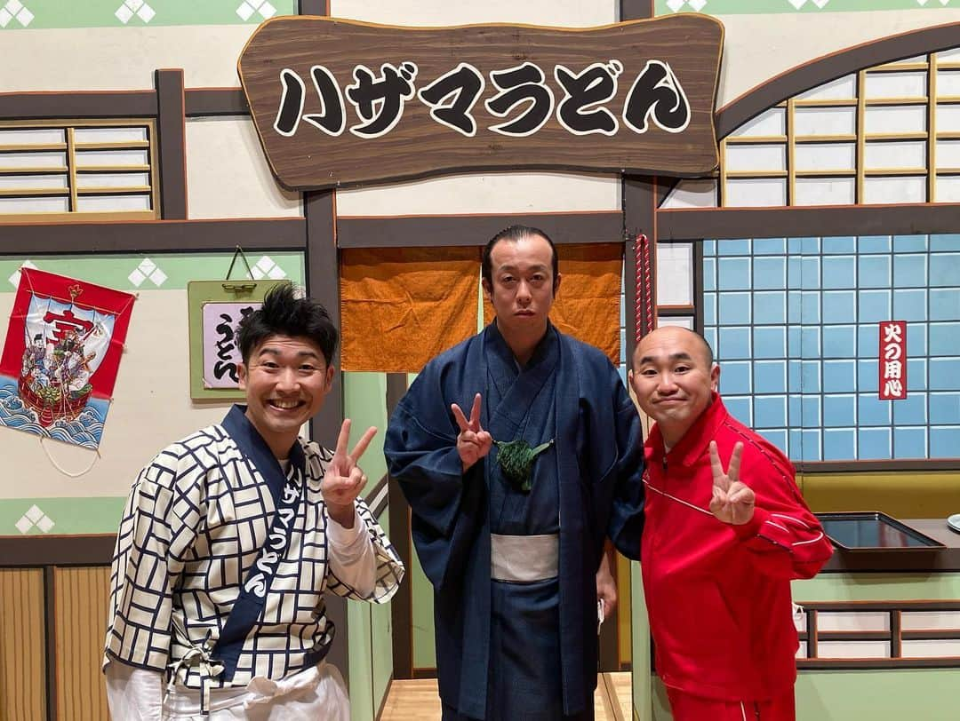 前田まみさんのインスタグラム写真 - (前田まみInstagram)「神戸国際会館、1月3日の公演も無事に終わりました😊 ありがとうございました！！ ①女性メンバー👩‍👩‍👧サキ姉さん、景子ちゃん ②お顔を見るだけでホッとする💨はじめ兄さん😆 ③若手男性陣🕺レイチェル、大黒kiraaa☆にいさん、玉置くん ④今回はわたくし、玉置くんのお姉ちゃん役です このお芝居は、6日の貸切公演が千穐楽です。 楽しんでいただけるように頑張ります☺️✊♬︎♡  #吉本新喜劇  #よしもと新喜劇  #新喜劇  #神戸国際会館こくさいホール  #五十嵐サキ 姉さん  #松浦景子 ちゃん  #はじめ 兄さん  #レイチェル  #大黒ケイイチ 兄さん  #玉置洋行 くん」1月4日 1時26分 - koromami24