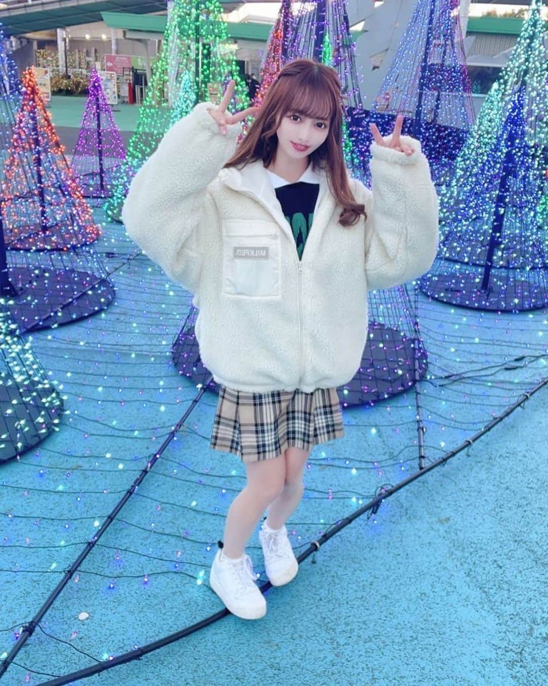 かなちゃさんのインスタグラム写真 - (かなちゃInstagram)「みんなでイルミネーションまたいきたいなあ？(⃔ ॑꒳ ॑*)⃕↝  三賀日最終日！！ お正月でカニとか一枚千円の肉とか高級なもの食べすぎて蕁麻疹と胃痛やばいから、そろそろラーメン生活に戻りたいwww」1月4日 2時06分 - muunmu