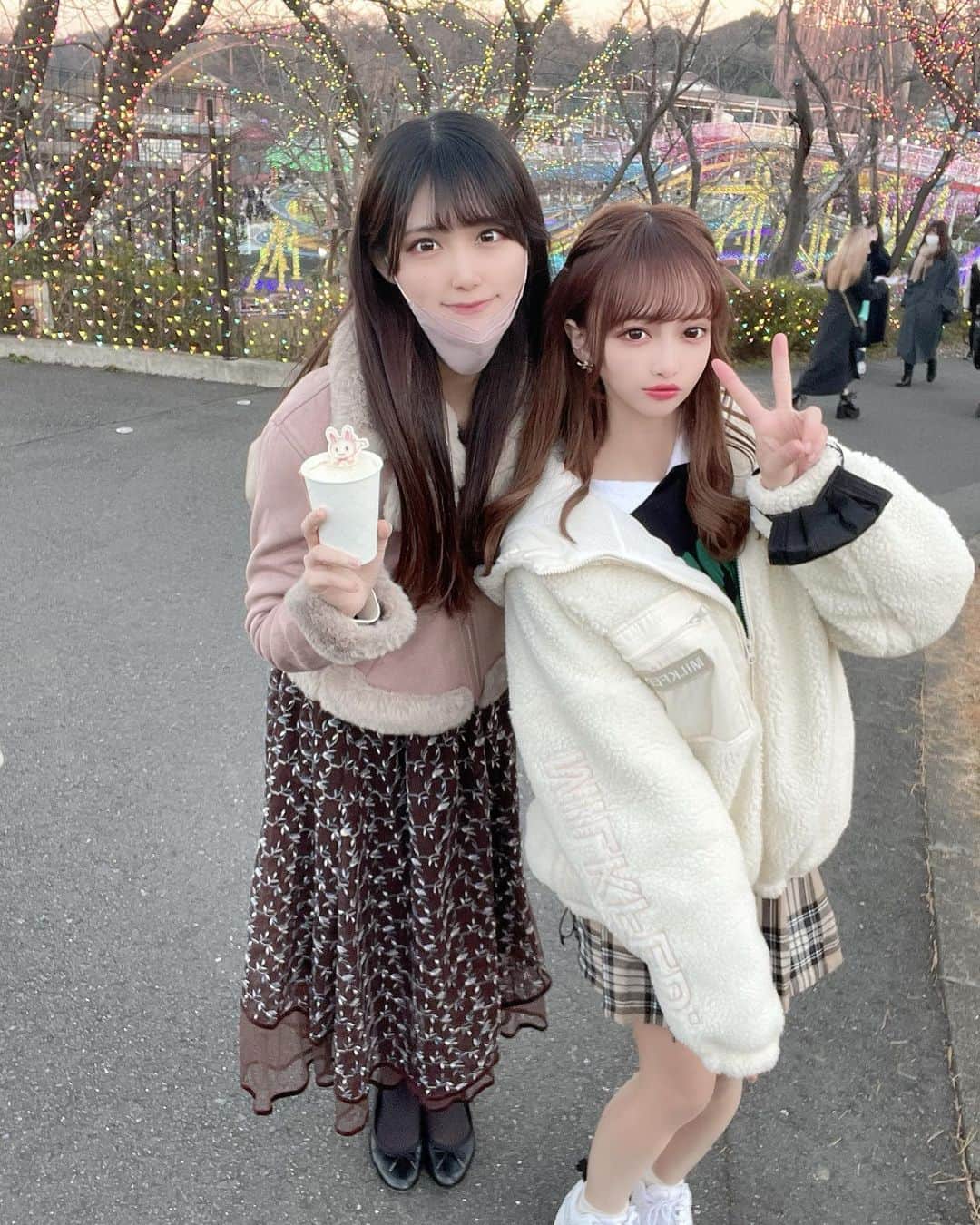 かなちゃさんのインスタグラム写真 - (かなちゃInstagram)「みんなでイルミネーションまたいきたいなあ？(⃔ ॑꒳ ॑*)⃕↝  三賀日最終日！！ お正月でカニとか一枚千円の肉とか高級なもの食べすぎて蕁麻疹と胃痛やばいから、そろそろラーメン生活に戻りたいwww」1月4日 2時06分 - muunmu