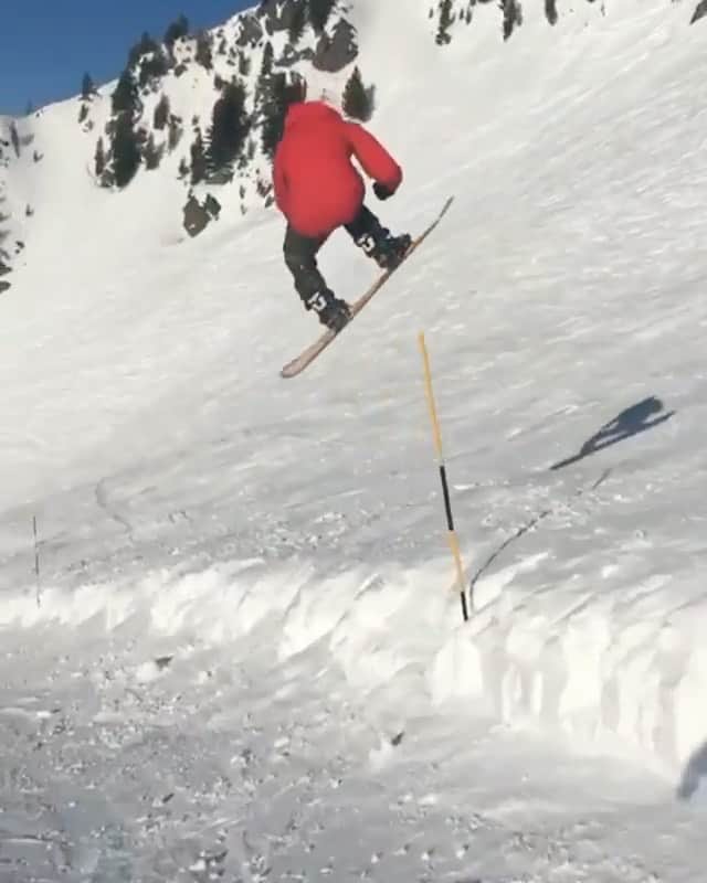 ショーン・ホワイトのインスタグラム：「This is epic… Doing technical tricks in the park is cool and all but this is what I think of when I think of snowboarding. Making something out of nothing. 🎥 @arthur_longo」
