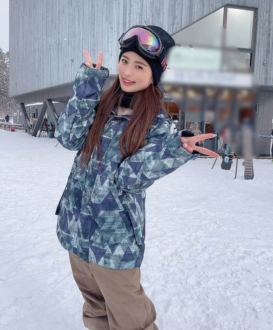 MIYABIのインスタグラム：「こんにちは🌞  今日は家族でスノボーしに来てます🏂✨  久々にやると怖くてあんまり滑れないね🤣 皆様は、スキー派？スノボ派？🎿  吹雪で凍えそうだけど、楽しんできまぁす💜  素敵な1日を🥰  #スノボー女子」