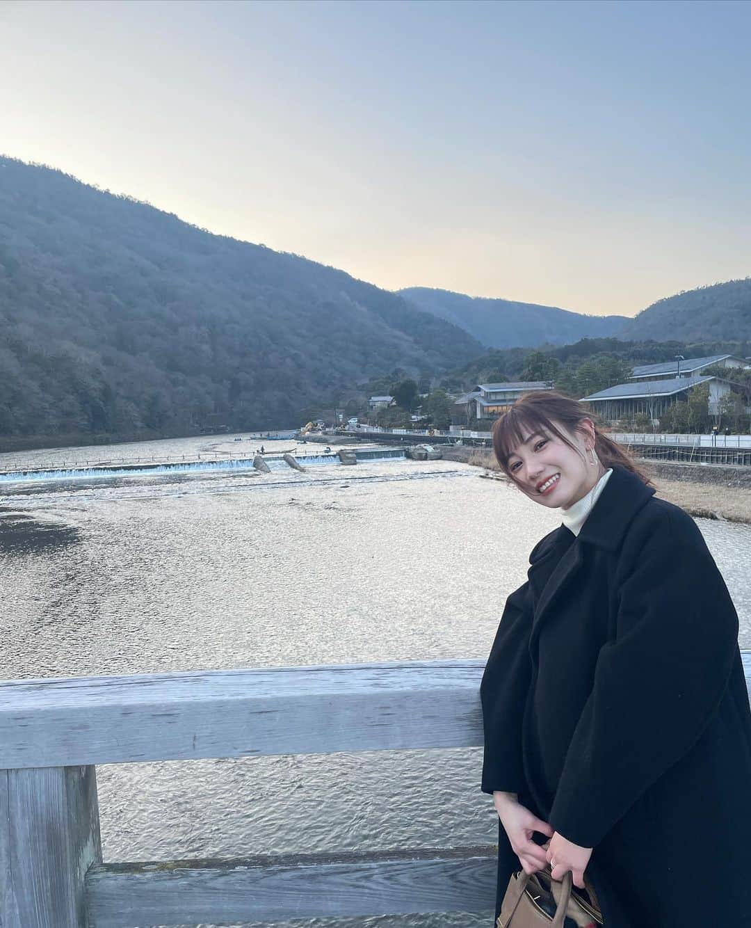 高野祐衣さんのインスタグラム写真 - (高野祐衣Instagram)「昨日は初詣のため京都の嵐山へ⛩  パワーたくさんもらって、 2022年素敵な年になりそう✨ ちなみにおみくじは「吉」でした😌  何度行っても京都はやっぱり素敵な場所だな〜 7年くらい前に一度だけ行ったことがある、京都の貴船神社にも行きたいなぁ、と。 真冬に行ったんだけど雪景色がすごく綺麗だったのと、とにかくパワーがすごくて異質な雰囲気があって 不思議な神社でまた行ってみたいな😊  #2022 #寅年 #初詣 #京都」1月4日 13時40分 - yuipooon12_06