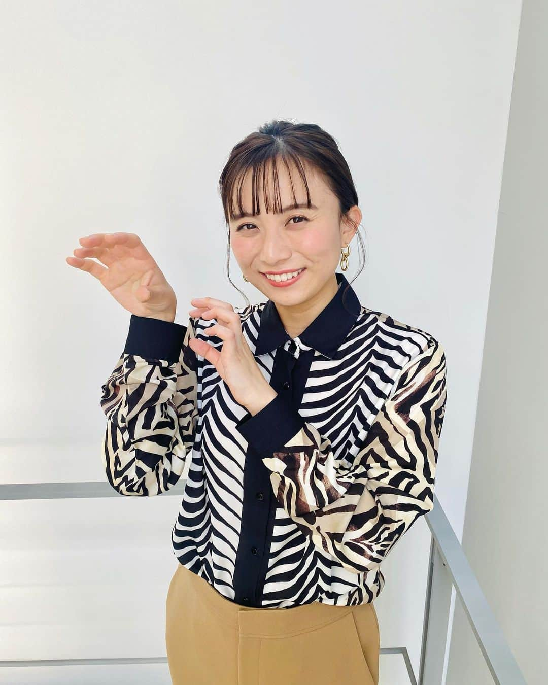 山本雪乃さんのインスタグラム写真 - (山本雪乃Instagram)「🐅🦓 今年もグッドモーニング、 よろしくお願いいたします‼️  今日は真衣さんに、 お腹がちぎれるほど笑わせていただきました！😂 笑うって元気になりますね〜^ ^  虎とシマウマが融合したお洋服でしたので、 控えめなぶりっ子「ガオー」をしました🐯（2枚目） 4枚目が70%ぐらいのガオーです🤗  後輩の布施 @hiroyuki.fuse_ex が気に入っていると噂のダジャレから拝借して、、、 わたしも、「え『ガオー』😊」で 2022年も大切に頑張ります😊  🍙豚骨おにぎり＆黒豆おにぎり🍙  #衣装 : @tiara_melrose  @ogii_accessory」1月4日 13時46分 - yukino_yamamoto5