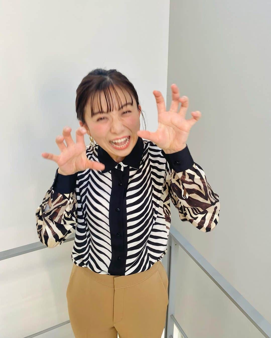 山本雪乃さんのインスタグラム写真 - (山本雪乃Instagram)「🐅🦓 今年もグッドモーニング、 よろしくお願いいたします‼️  今日は真衣さんに、 お腹がちぎれるほど笑わせていただきました！😂 笑うって元気になりますね〜^ ^  虎とシマウマが融合したお洋服でしたので、 控えめなぶりっ子「ガオー」をしました🐯（2枚目） 4枚目が70%ぐらいのガオーです🤗  後輩の布施 @hiroyuki.fuse_ex が気に入っていると噂のダジャレから拝借して、、、 わたしも、「え『ガオー』😊」で 2022年も大切に頑張ります😊  🍙豚骨おにぎり＆黒豆おにぎり🍙  #衣装 : @tiara_melrose  @ogii_accessory」1月4日 13時46分 - yukino_yamamoto5