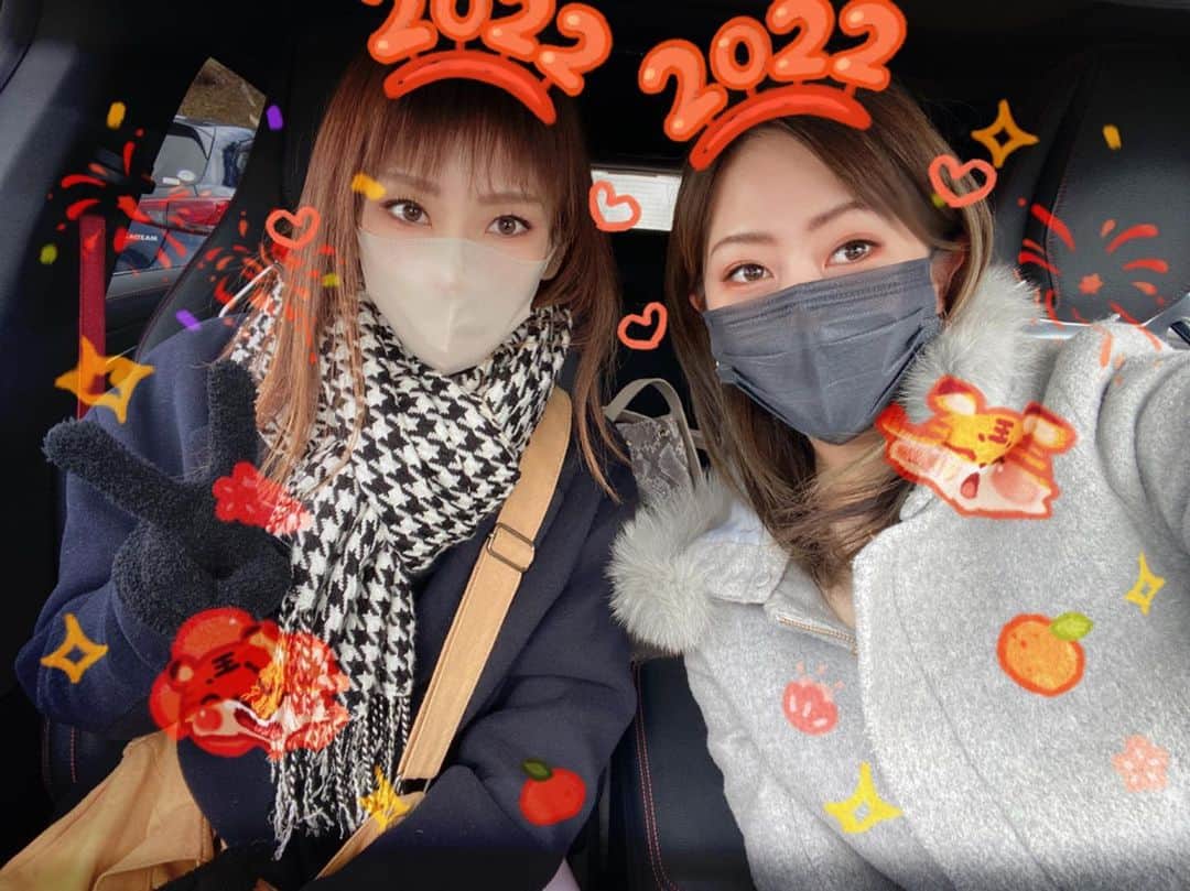 青木茉里奈のインスタグラム：「あけましておめでとうございます🎍🌅 今年、本厄なので、 親友と厄祓いに行って来ました..🙏🏻✨ 今年も去年以上に精一杯頑張ります！！ 2022年も宜しくお願い致します🐯 _ _ _ _ _ _ _ _ _ _ _ _ _ _ _ _ _ _ _ _ _ _ _ _ _ _ _ _ #謹賀新年 #2022年」